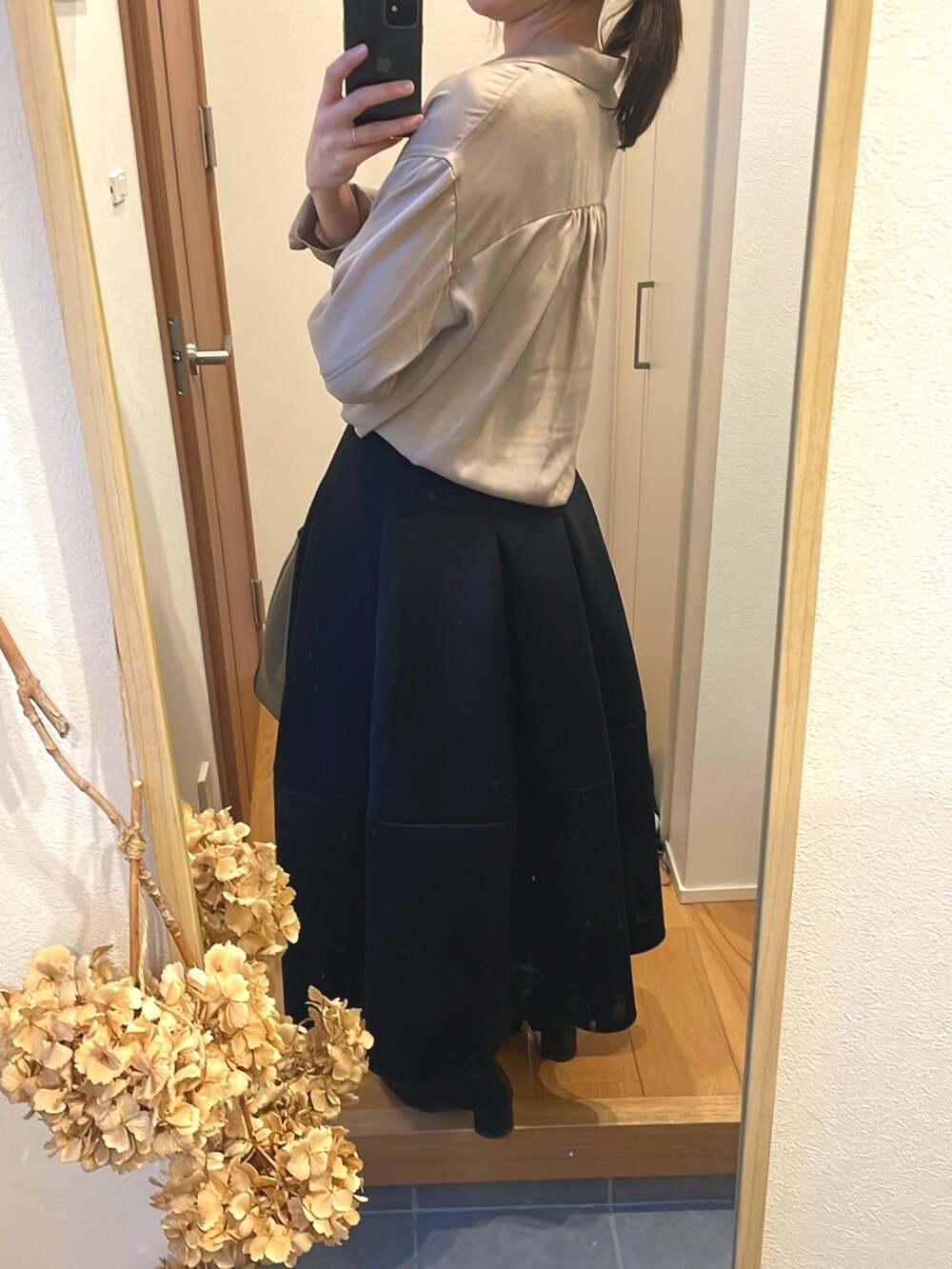 「秋コーデ、シンプルスタイル、オトナ女子、オトナカワイイ、きれいめカジュアル、ボンディングスカート、ショートブーツ、ロングスカート、高身長女子、高身長コーデ、シャツスタイル」｜「RUIRUE BOUTIQUEのストレッチ ｜ 選べるシルエット・丈 ボンディング ボリューム スカート（コクーン） ｜ ダンボールニット フレアスカート ロングスカート コクーンスカート ウエストゴム オフィスカジュアル（スカート、ブラック系）」を使った、KENIIさん（レディース・167cm）の秋コーディネートの3枚目の写真