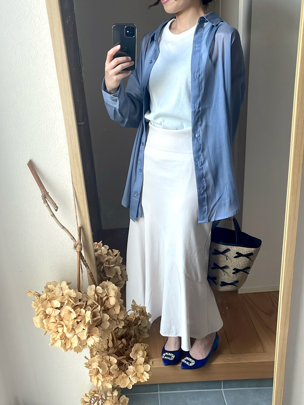 ホワイト系のスカート、ブルー系のパンプス、ベージュ系のトートバッグを着用したレディースの春コーディネートの2枚目の写真