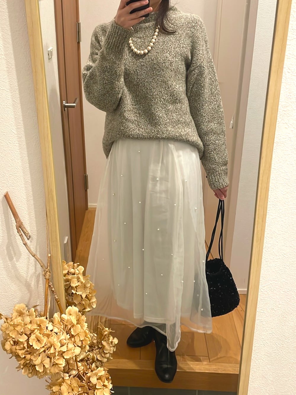 「きれいめカジュアル、プチプラ、淡色コーデ、スカートスタイル、淡色女子、シフォンスカート、パールネックレス、スパンコールバック、ショートブーツ、高身長女子、高身長コーデ」｜「UNIQLOのアイテム（ニット/セーター、ベージュ系）」を使った、KENIIさん（レディース・167cm）の冬コーディネートの2枚目の写真