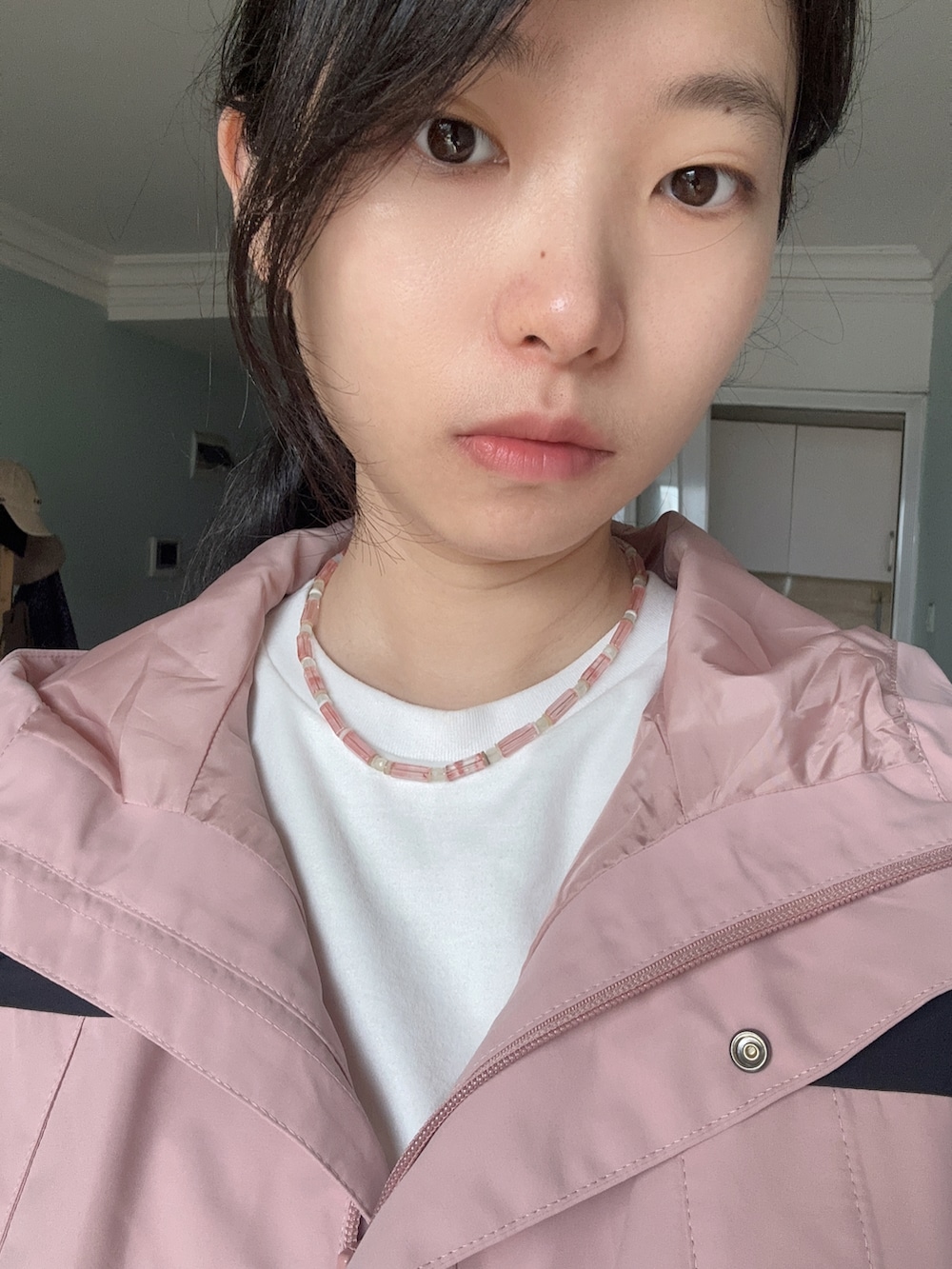 ピンク系のジャケット/アウターを着用したレディースの春コーディネートの2枚目の写真