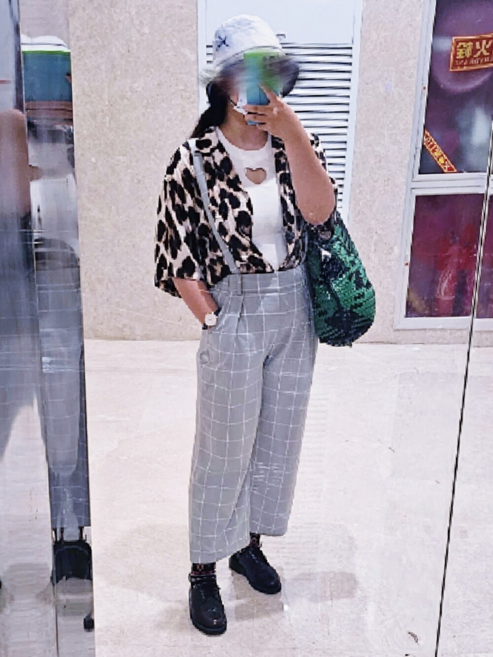 ブラウン系のシャツ/ブラウス、グレー系のサロペット/オーバーオール、レッド系のサンダルを着用したレディースの冬コーディネートの2枚目の写真