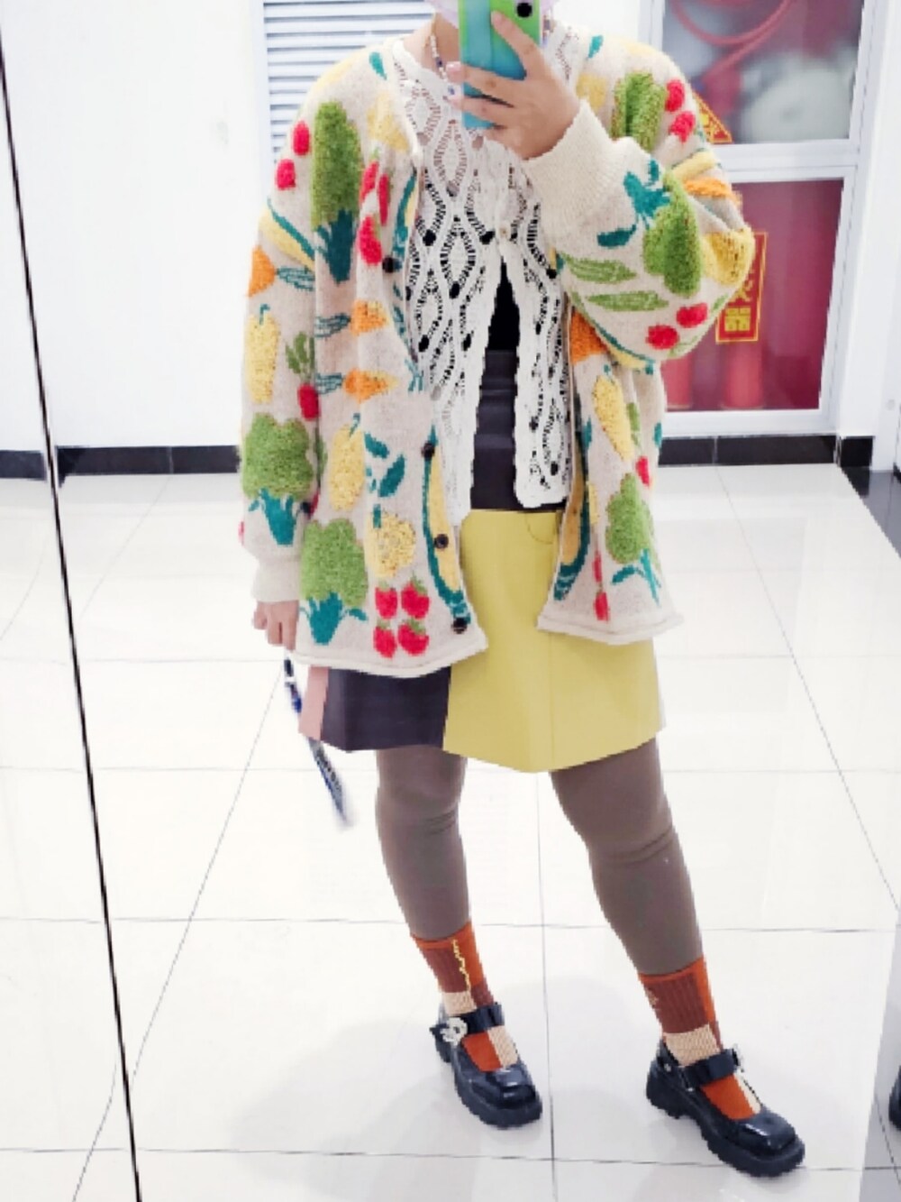 ブラウン系のスカートを着用したレディースの冬コーディネートの2枚目の写真