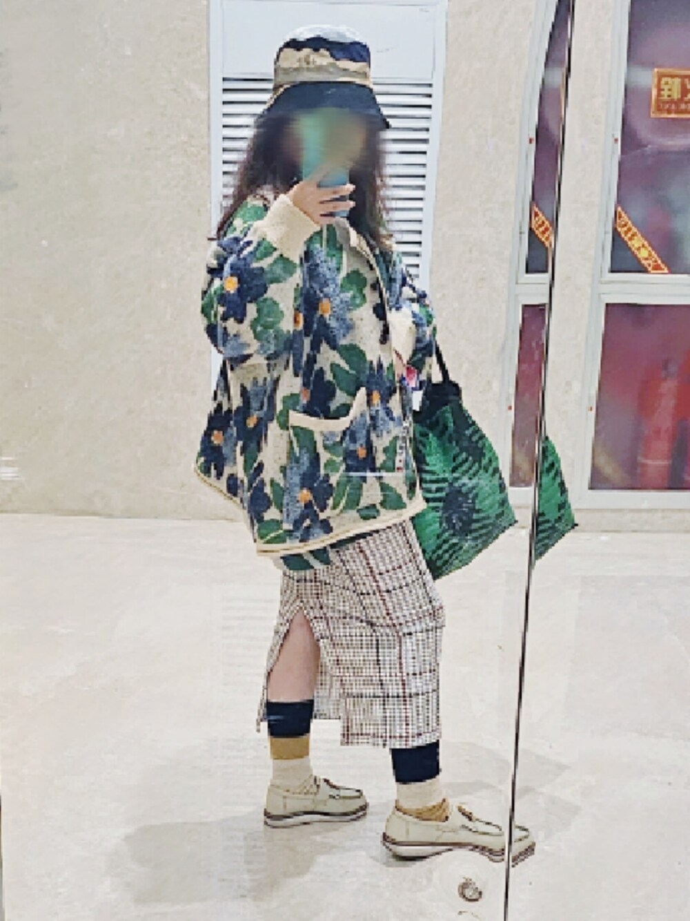 グリーン系のローファー、グリーン系のシャツ/ブラウスを着用したレディースの冬コーディネートの2枚目の写真