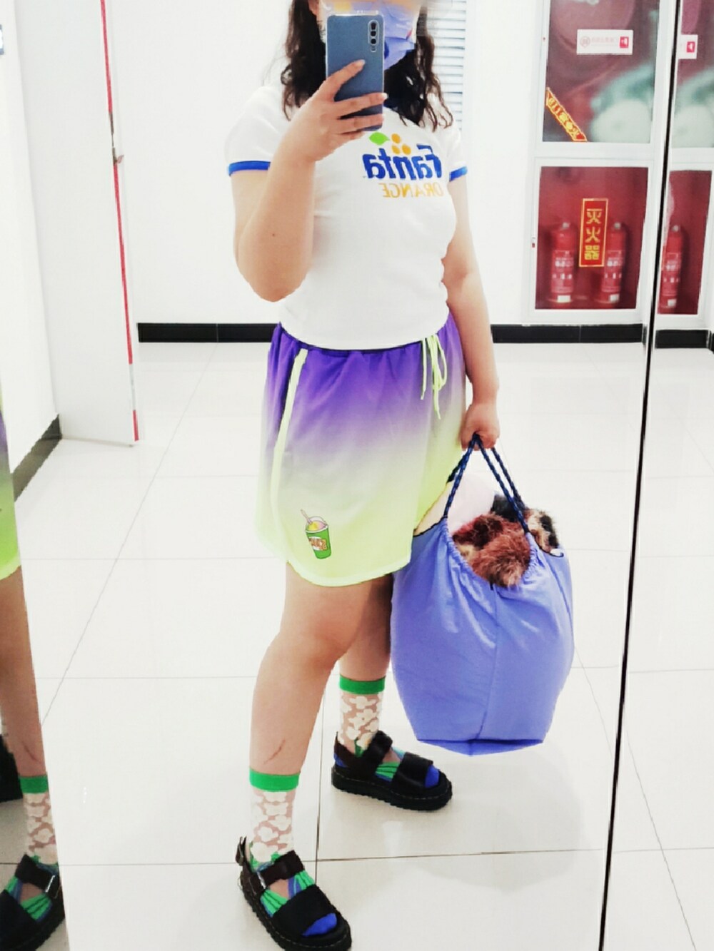 ホワイト系のTシャツ/カットソー、パープル系のカーゴパンツを着用したレディースの夏コーディネートの2枚目の写真