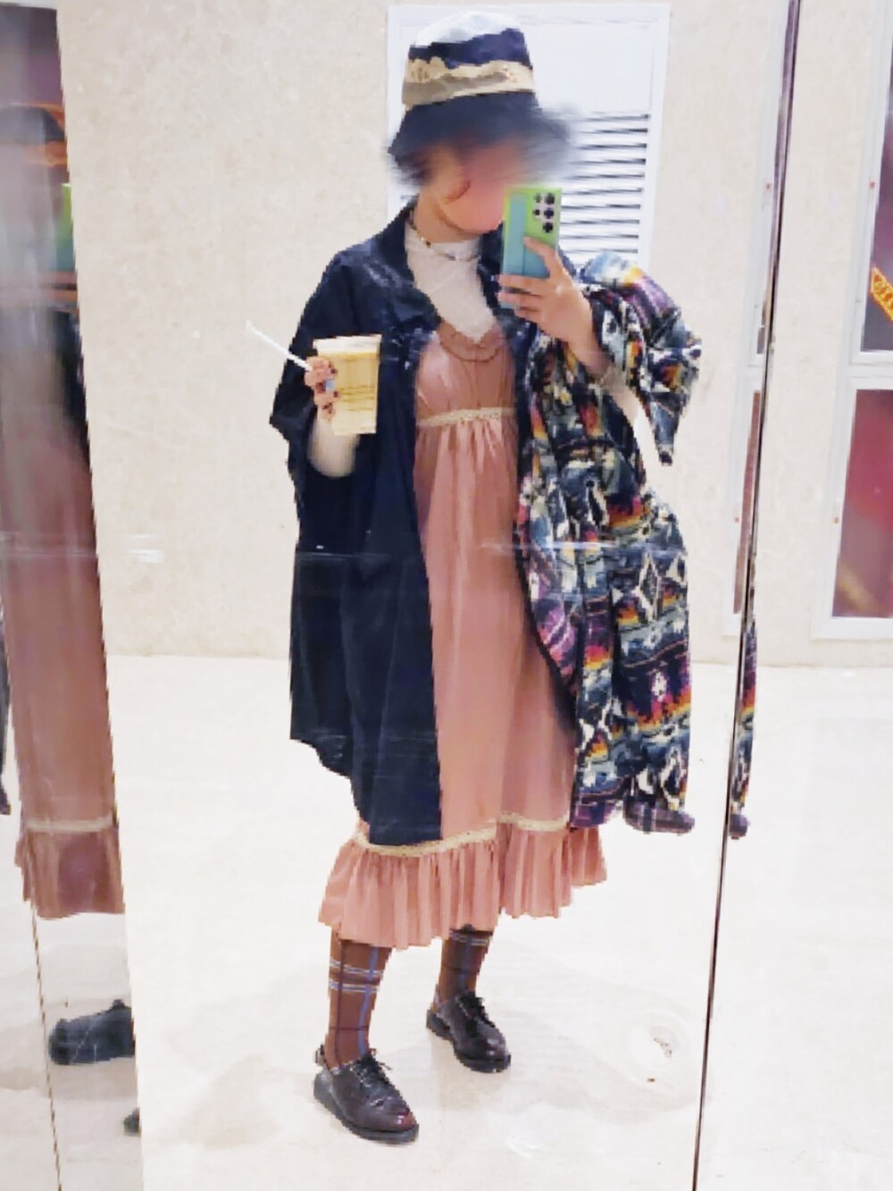 ブラック系のシャツ/ブラウスを着用したレディースの冬コーディネートの2枚目の写真