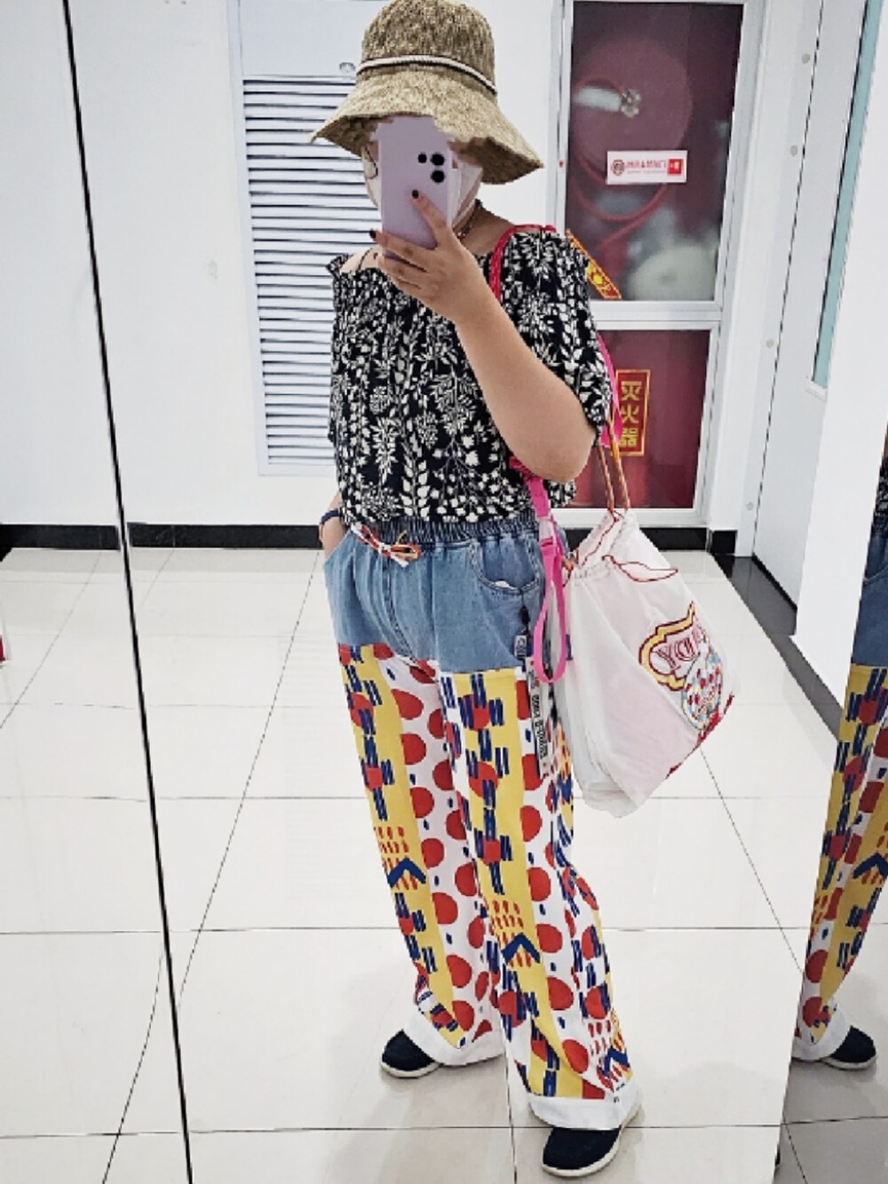 ブラック系のTシャツ/カットソー、その他のチノパンツ、レッド系のサンダルを着用したレディースの冬コーディネートの2枚目の写真