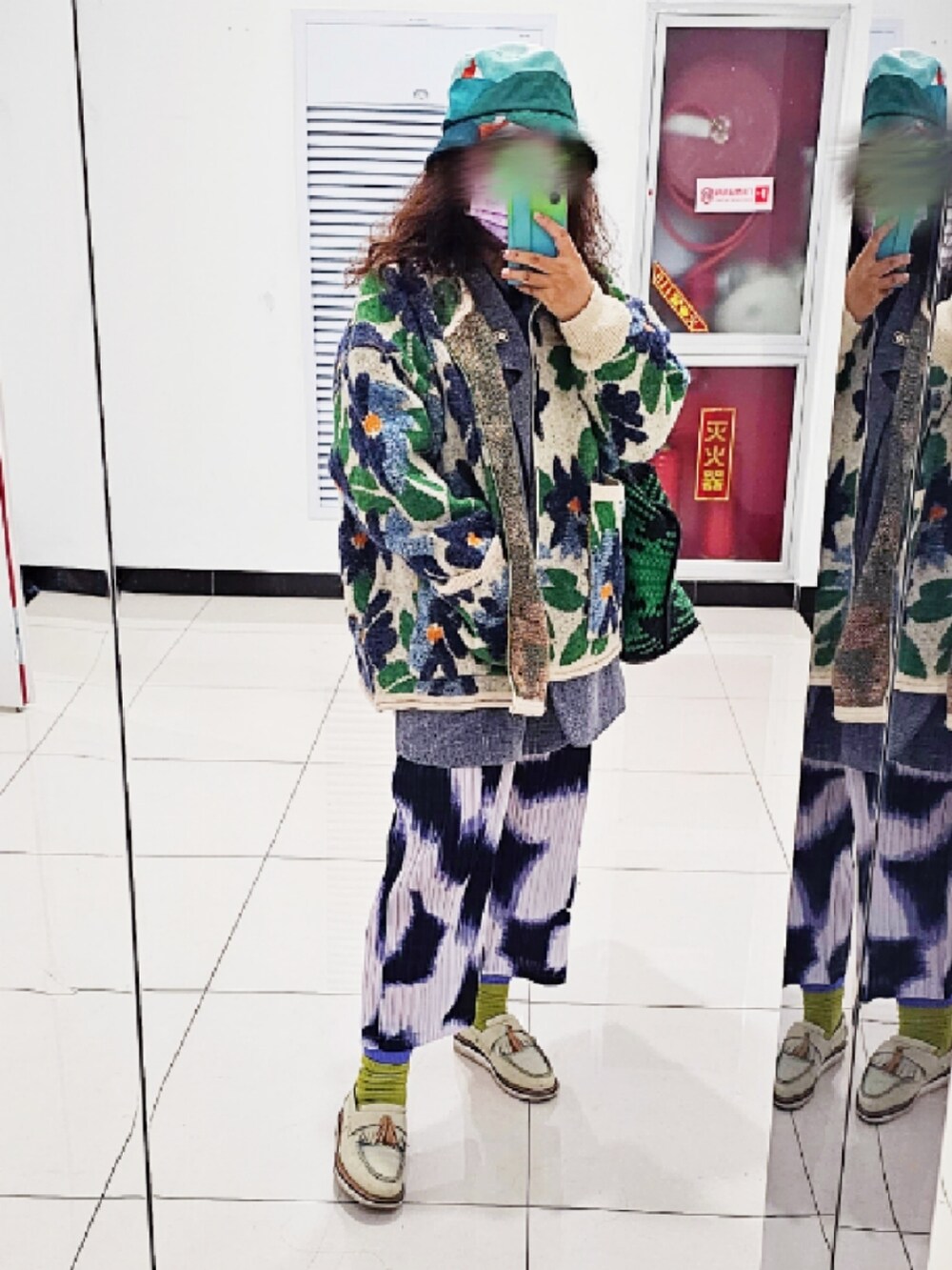 グリーン系のローファーを着用したレディースの冬コーディネートの2枚目の写真