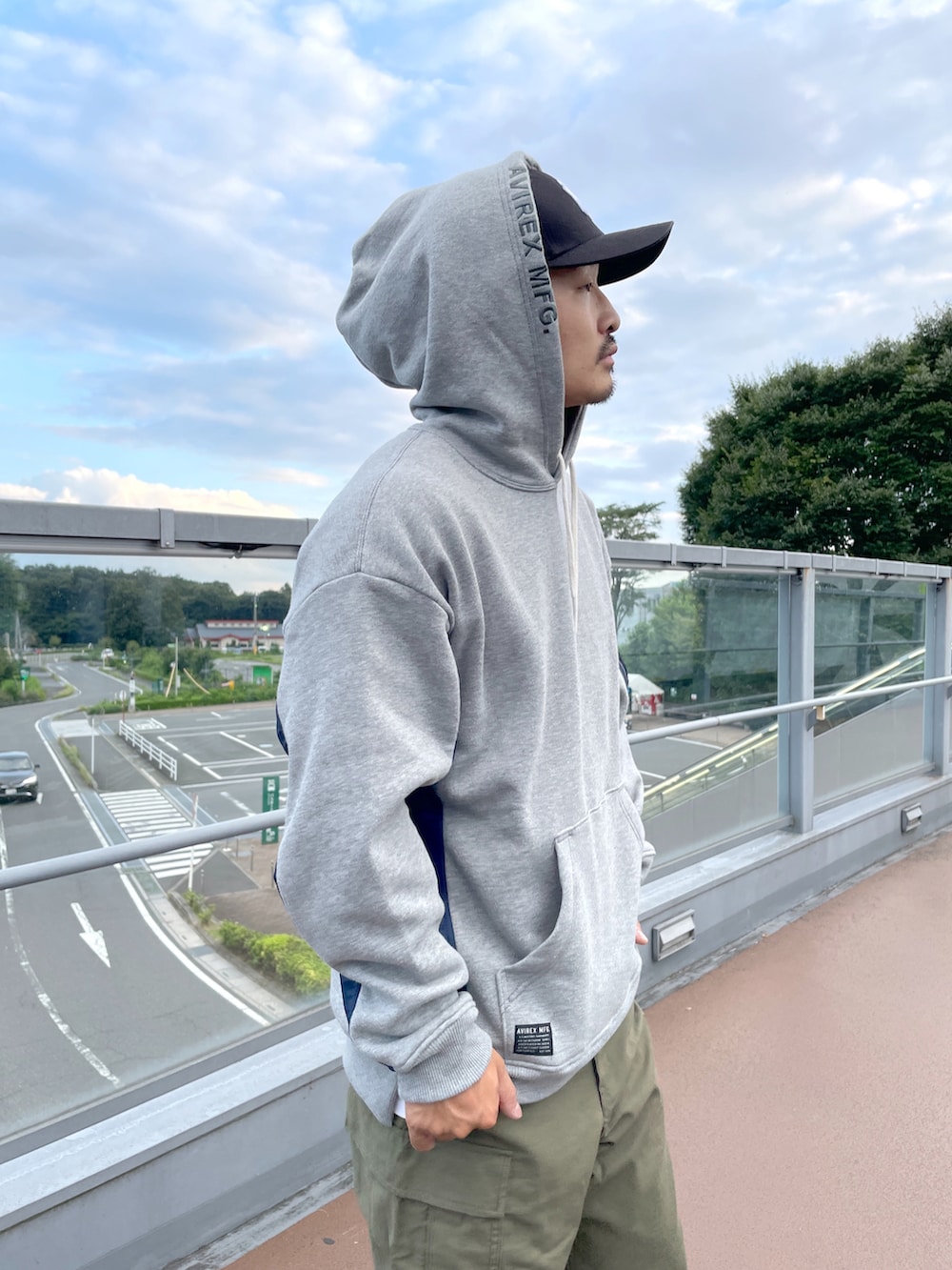 グリーン系のカーゴパンツを着用したメンズの秋コーディネートの2枚目の写真