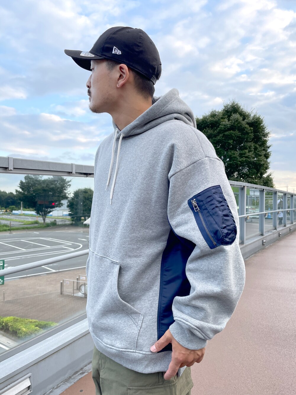 グリーン系のカーゴパンツを着用したメンズの秋コーディネートの3枚目の写真