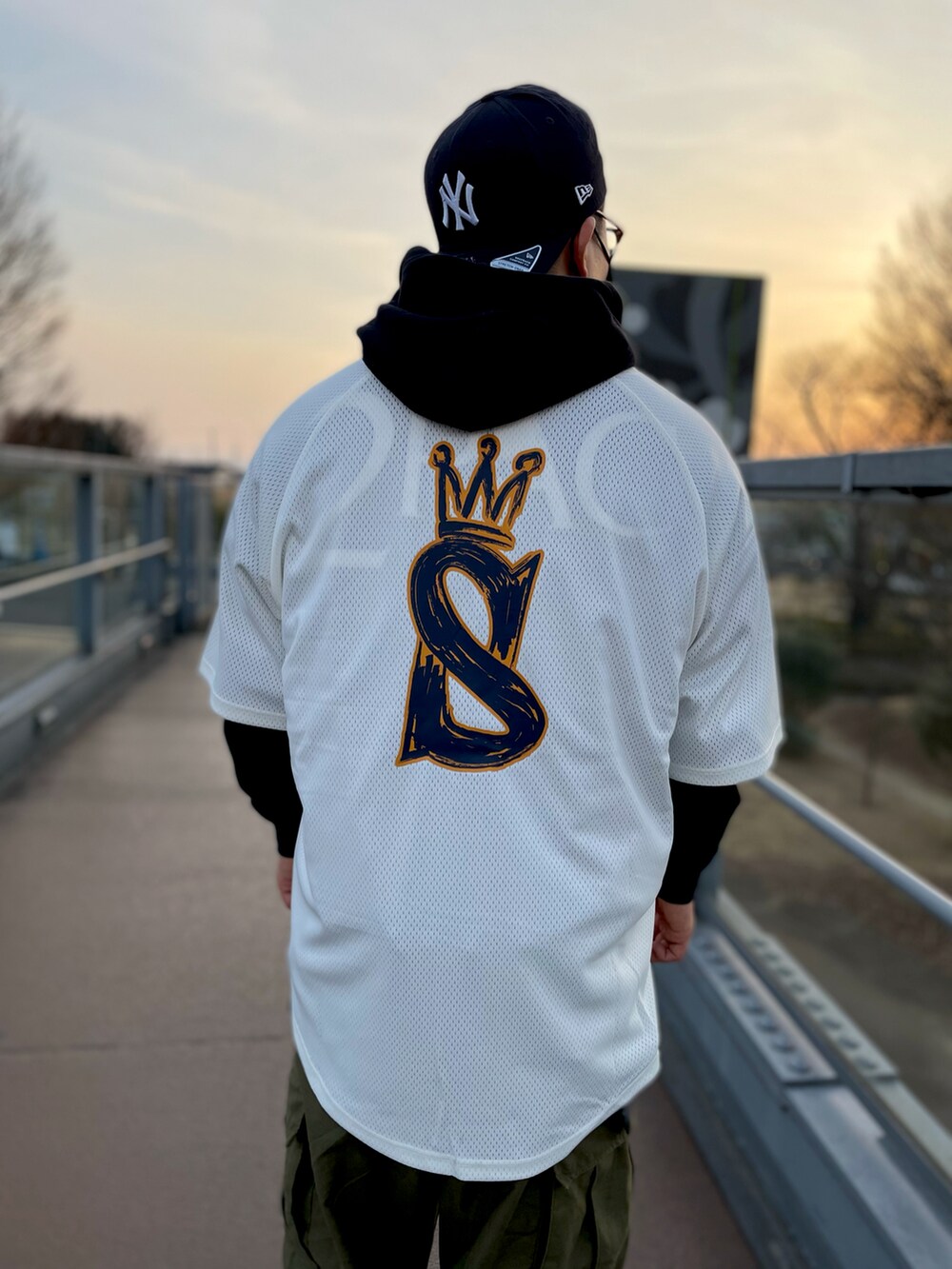 ホワイト系のシャツ/ブラウス、グリーン系のカーゴパンツを着用したメンズの春コーディネートの2枚目の写真