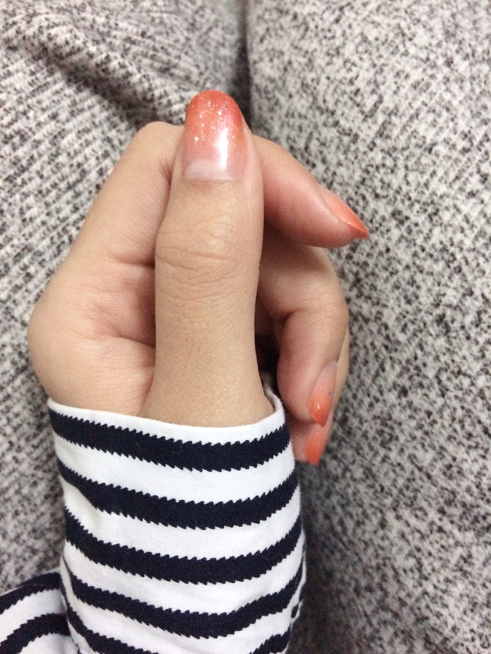 オレンジ系のドレスシューズを着用したレディースの秋コーディネートの2枚目の写真