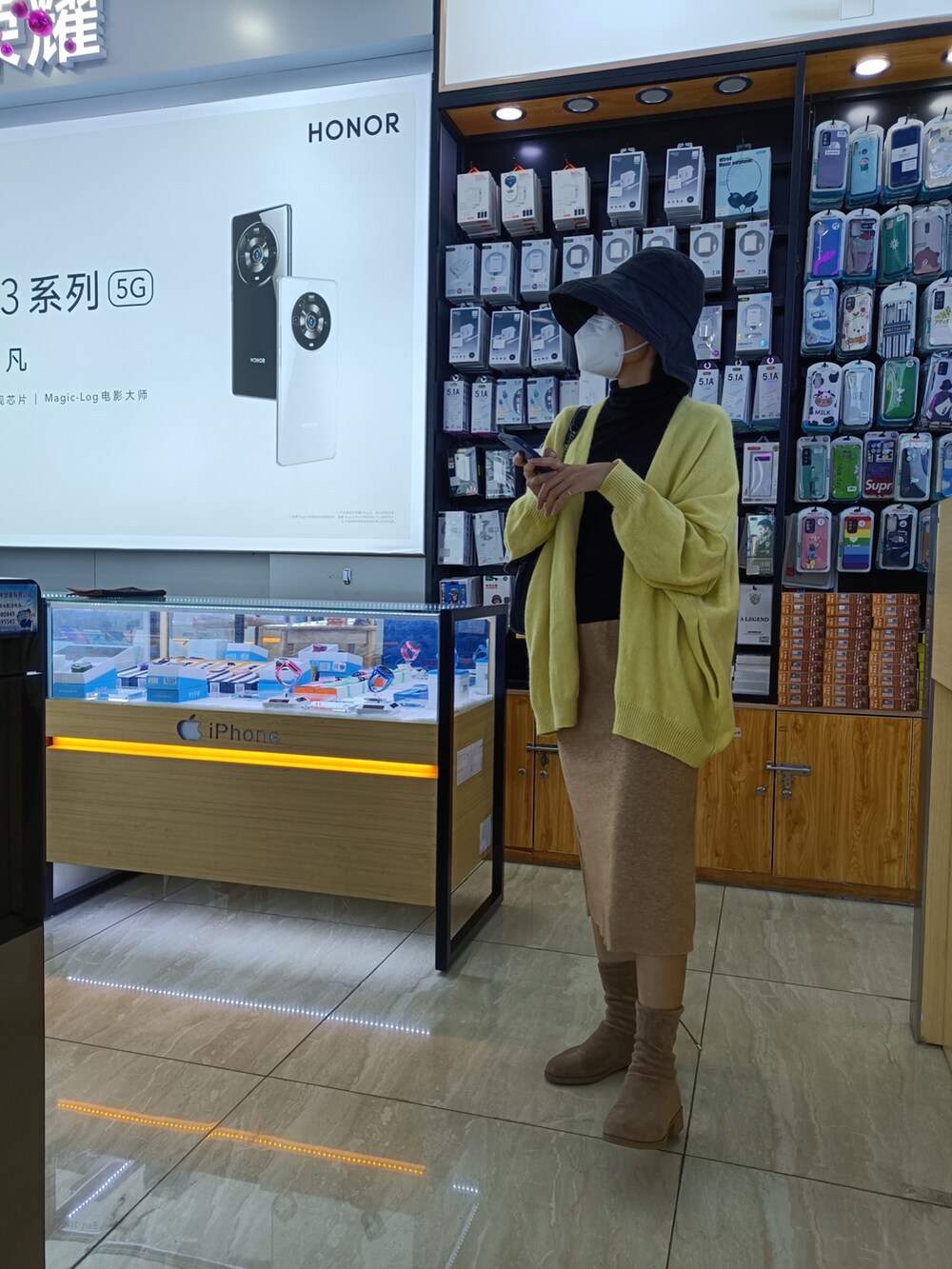 イエロー系のジャケット/アウターを着用したレディースの秋コーディネートの2枚目の写真