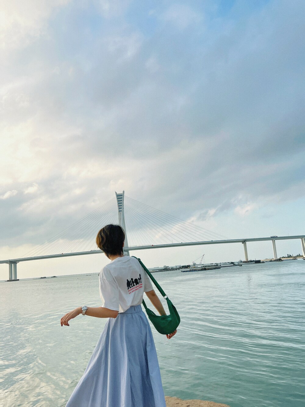 ブルー系のスカートを着用したレディースの冬コーディネートの2枚目の写真