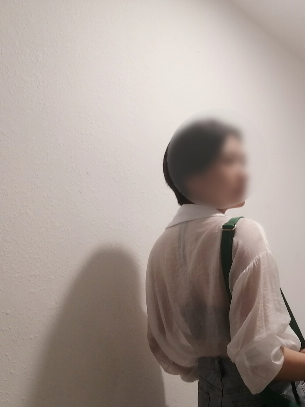 ホワイト系のその他シューズを着用したレディースの夏コーディネートの2枚目の写真