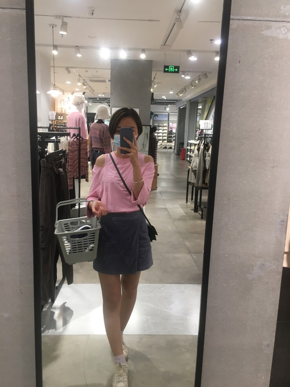 グリーン系のショルダーバッグを着用したレディースの秋コーディネートの2枚目の写真