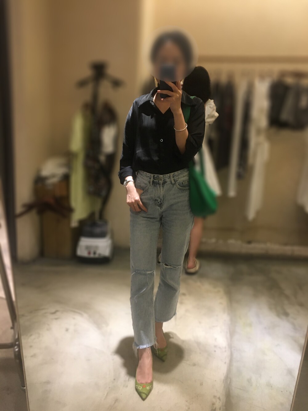 グリーン系のパンプス、ブルー系のデニムパンツを着用したレディースの夏コーディネートの2枚目の写真