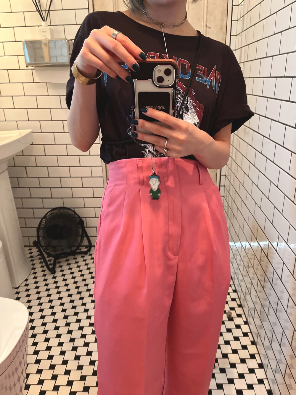 ブラック系のTシャツ/カットソー、ピンク系のパンツを着用したレディースの夏コーディネートの2枚目の写真