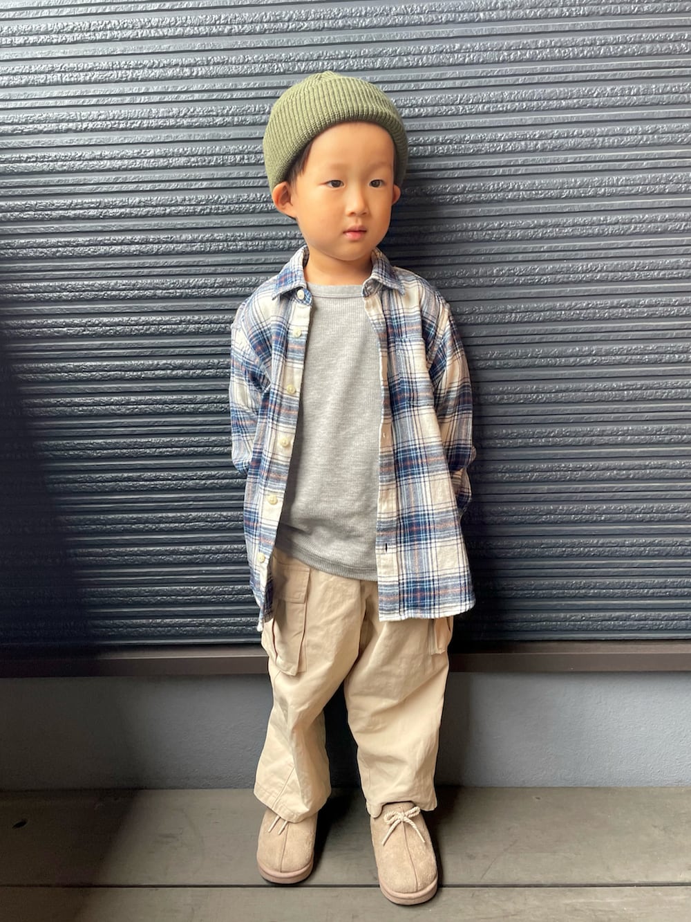 ブルー系のシャツ/ブラウス、グレー系のTシャツ/カットソー、ベージュ系のその他パンツを着用したキッズの秋コーディネートの4枚目の写真