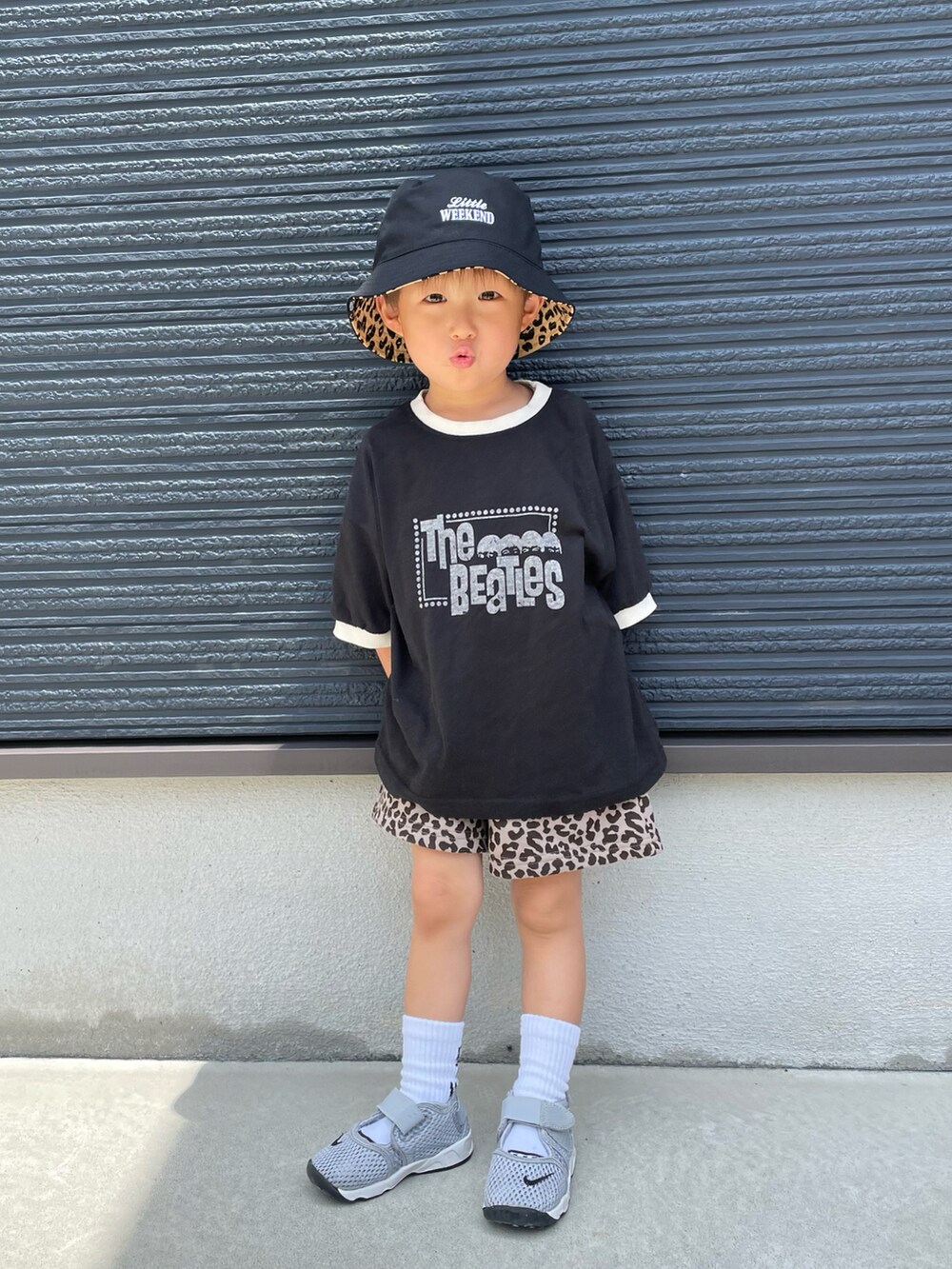 ブラック系のTシャツ/カットソー、その他のその他パンツ、グレー系のスニーカーを着用したキッズの春コーディネートの2枚目の写真