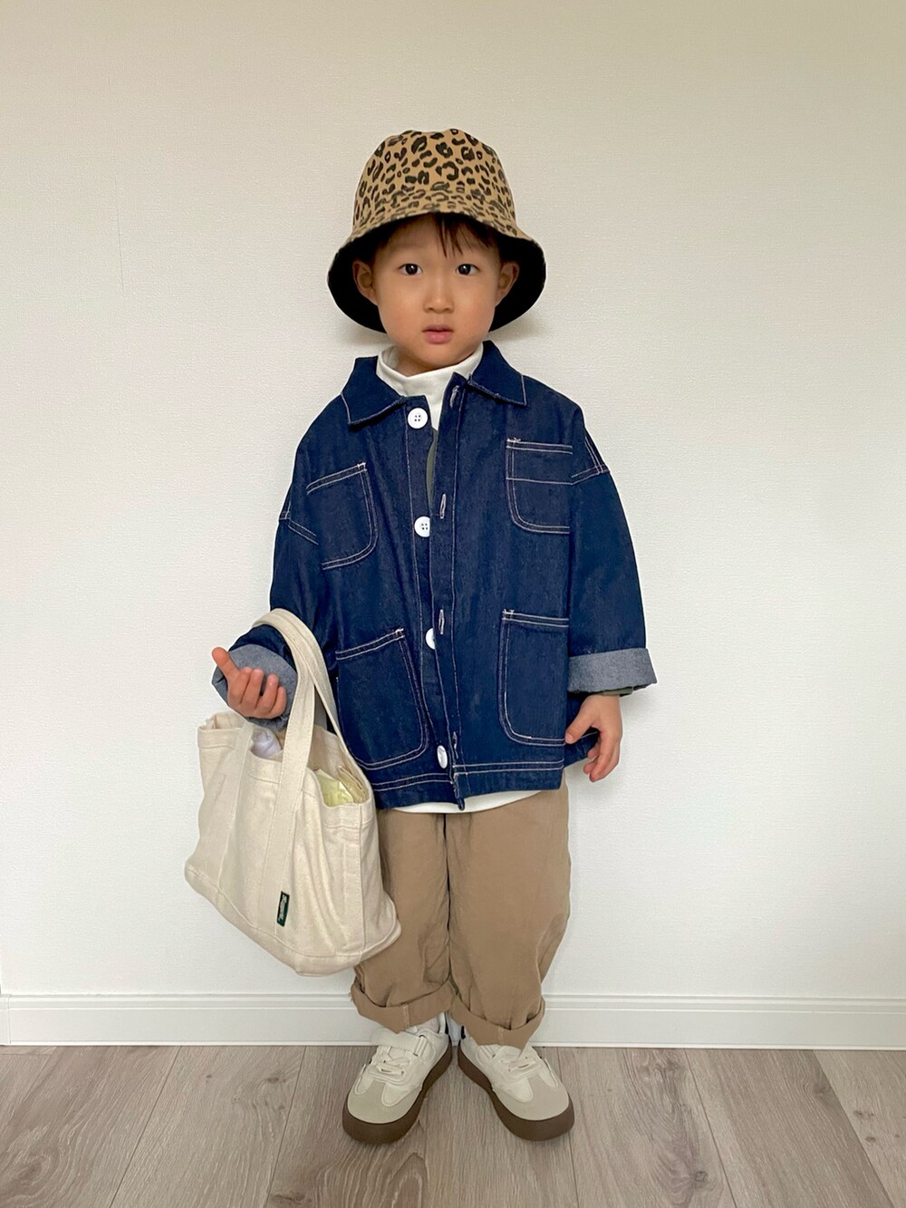 ブルー系のデニムジャケット、グリーン系のカーディガン/ボレロ、ホワイト系のTシャツ/カットソーを着用したキッズの冬コーディネートの4枚目の写真