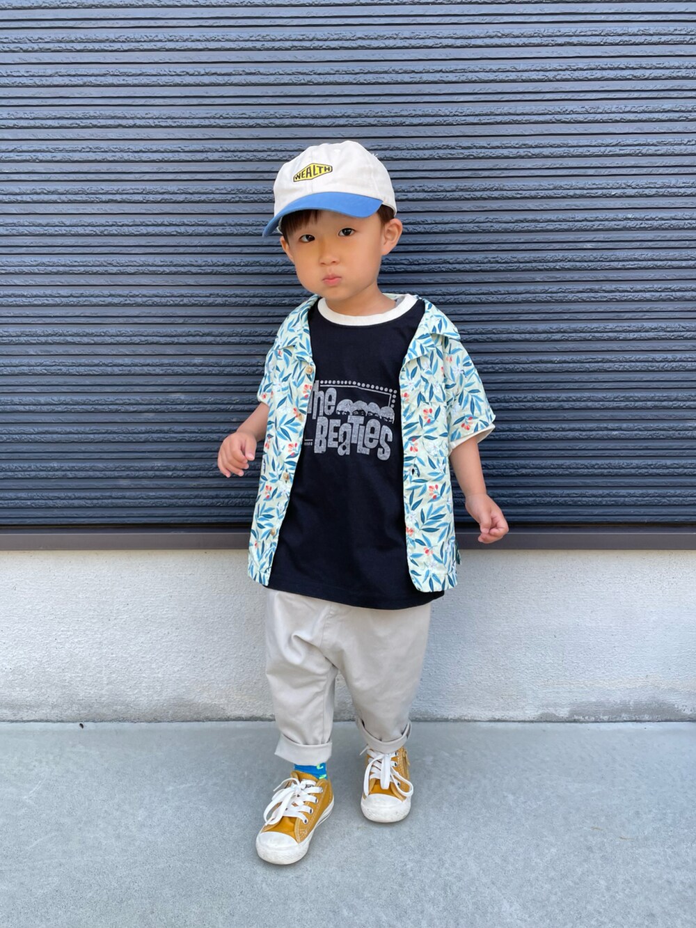 ブラック系のTシャツ/カットソー、グリーン系のシャツ/ブラウス、イエロー系のスニーカーを着用したキッズの春コーディネートの2枚目の写真