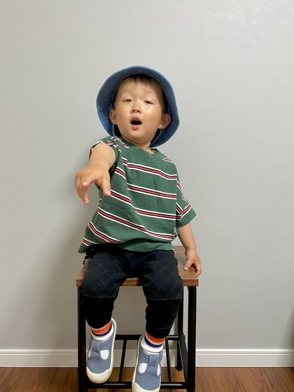 グリーン系のTシャツ/カットソー、ブルー系のシューズ、ブルー系のハットを着用したキッズの春コーディネートの2枚目の写真