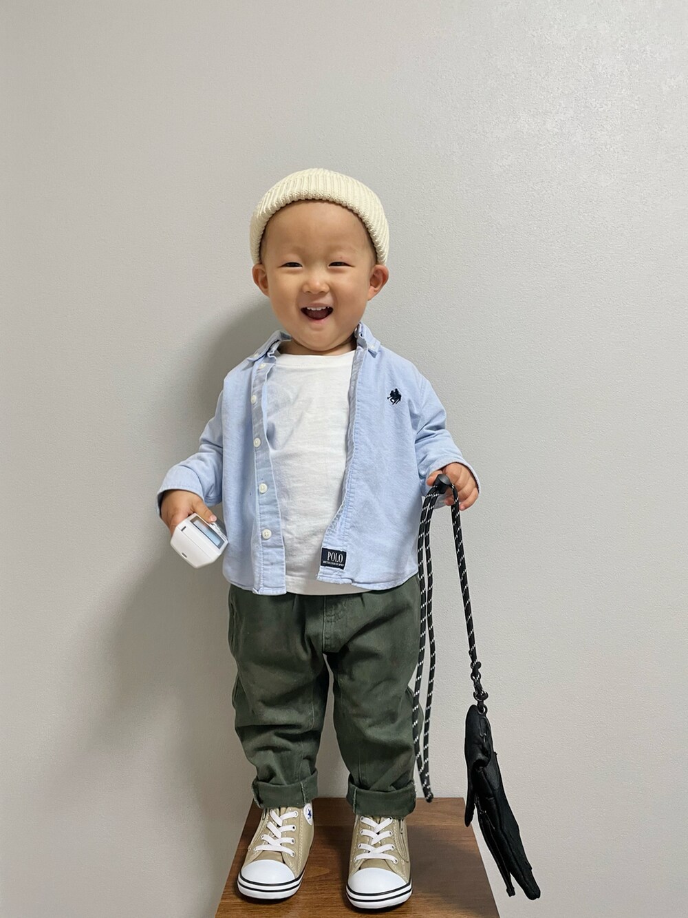 ブルー系のシャツ/ブラウス、グリーン系のその他パンツ、ベージュ系のスニーカーを着用したキッズの冬コーディネートの3枚目の写真