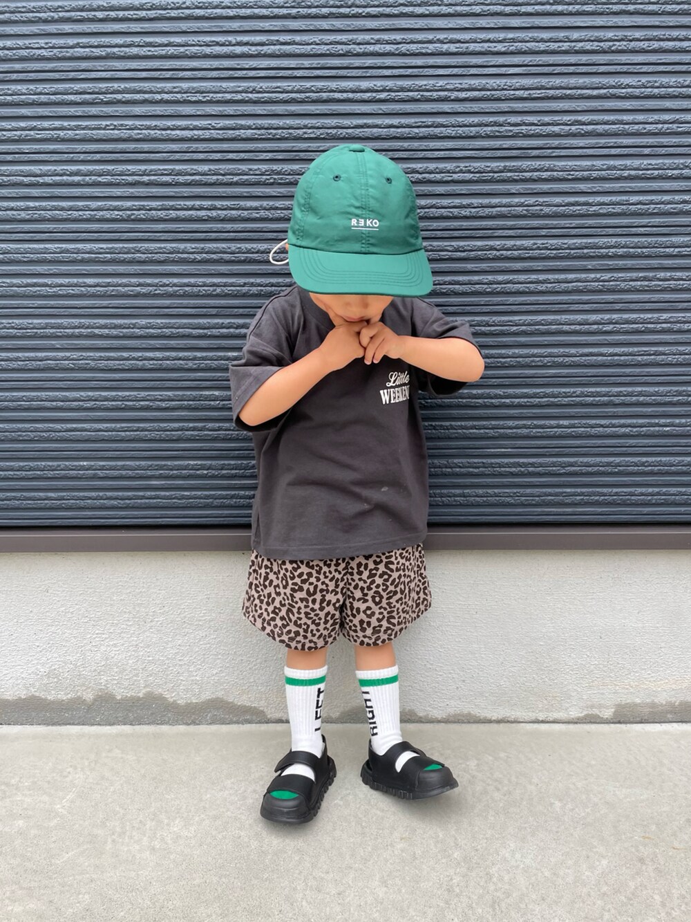 グレー系のTシャツ/カットソー、その他のその他パンツ、ブラック系のサンダルを着用したキッズの夏コーディネートの3枚目の写真