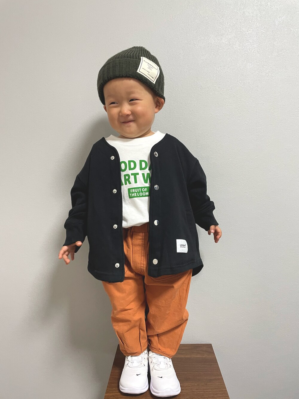 ホワイト系のTシャツ/カットソー、ブラック系のノーカラージャケット、ホワイト系のスニーカーを着用したキッズの冬コーディネートの5枚目の写真