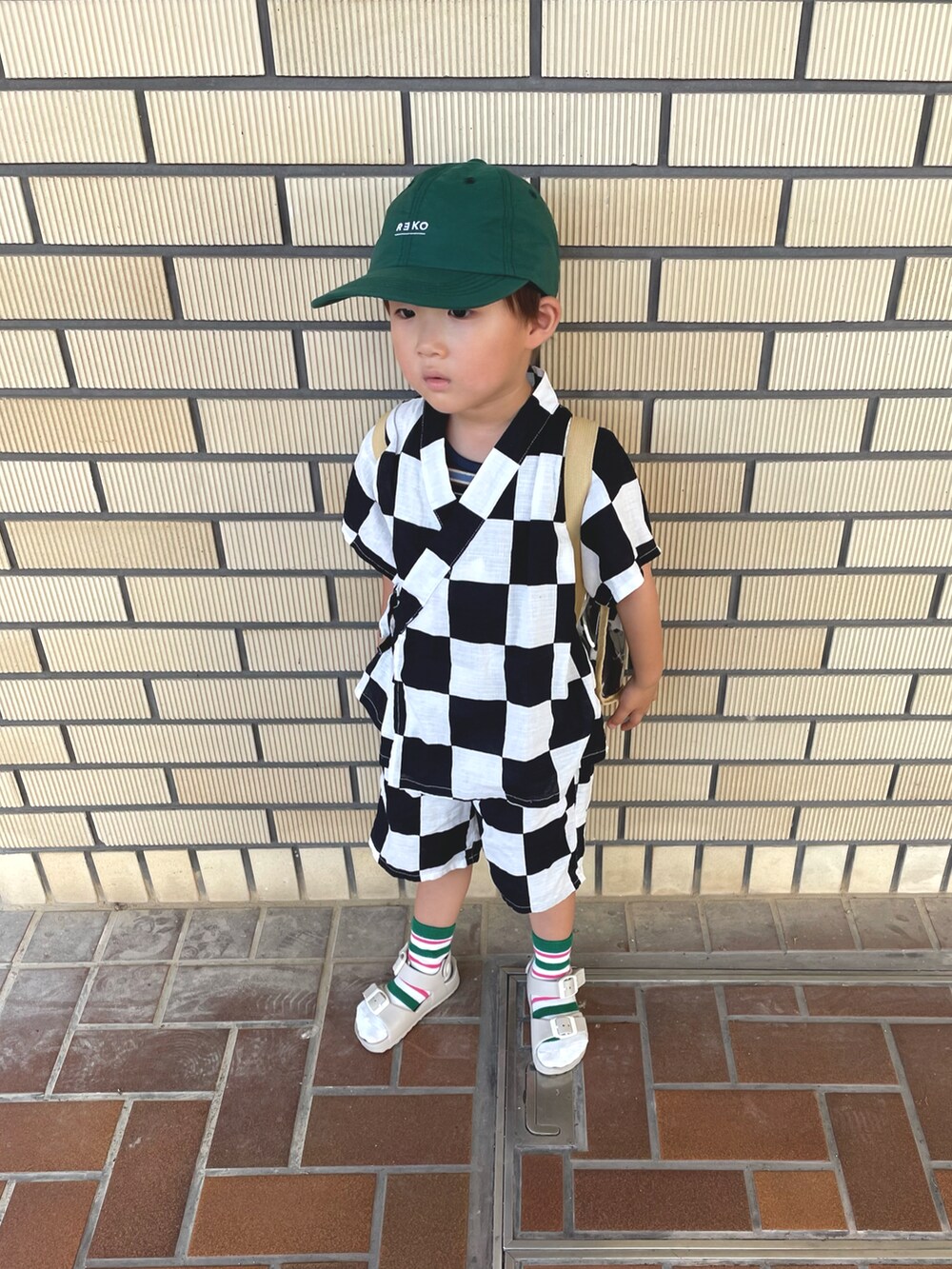 ベージュ系のサンダル、グリーン系のキャップ、その他の浴衣を着用したキッズの夏コーディネートの3枚目の写真