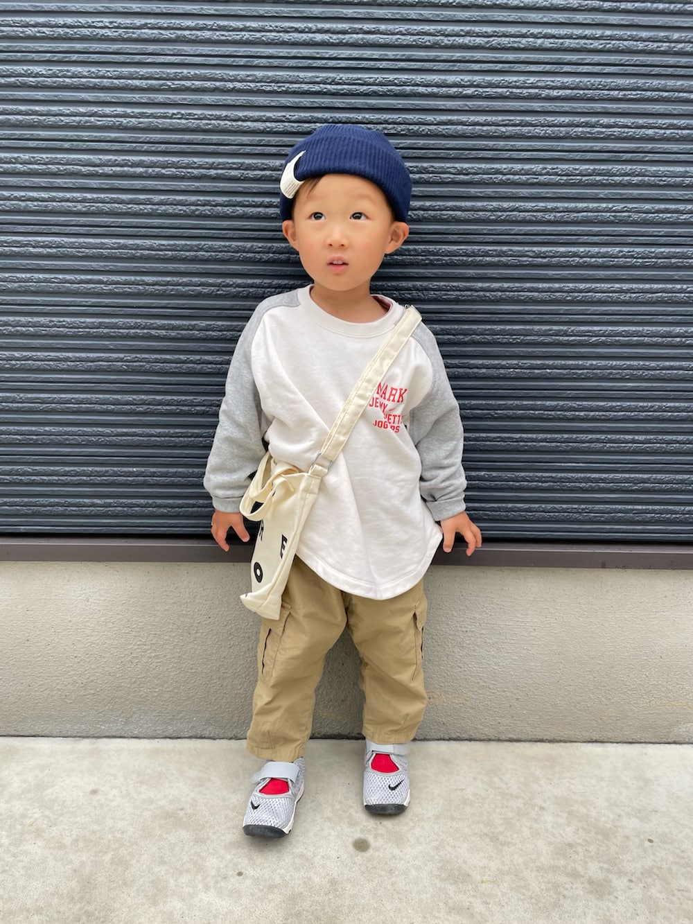 グレー系のスウェット、ベージュ系のカーゴパンツ、グレー系のスニーカーを着用したキッズの春コーディネートの3枚目の写真