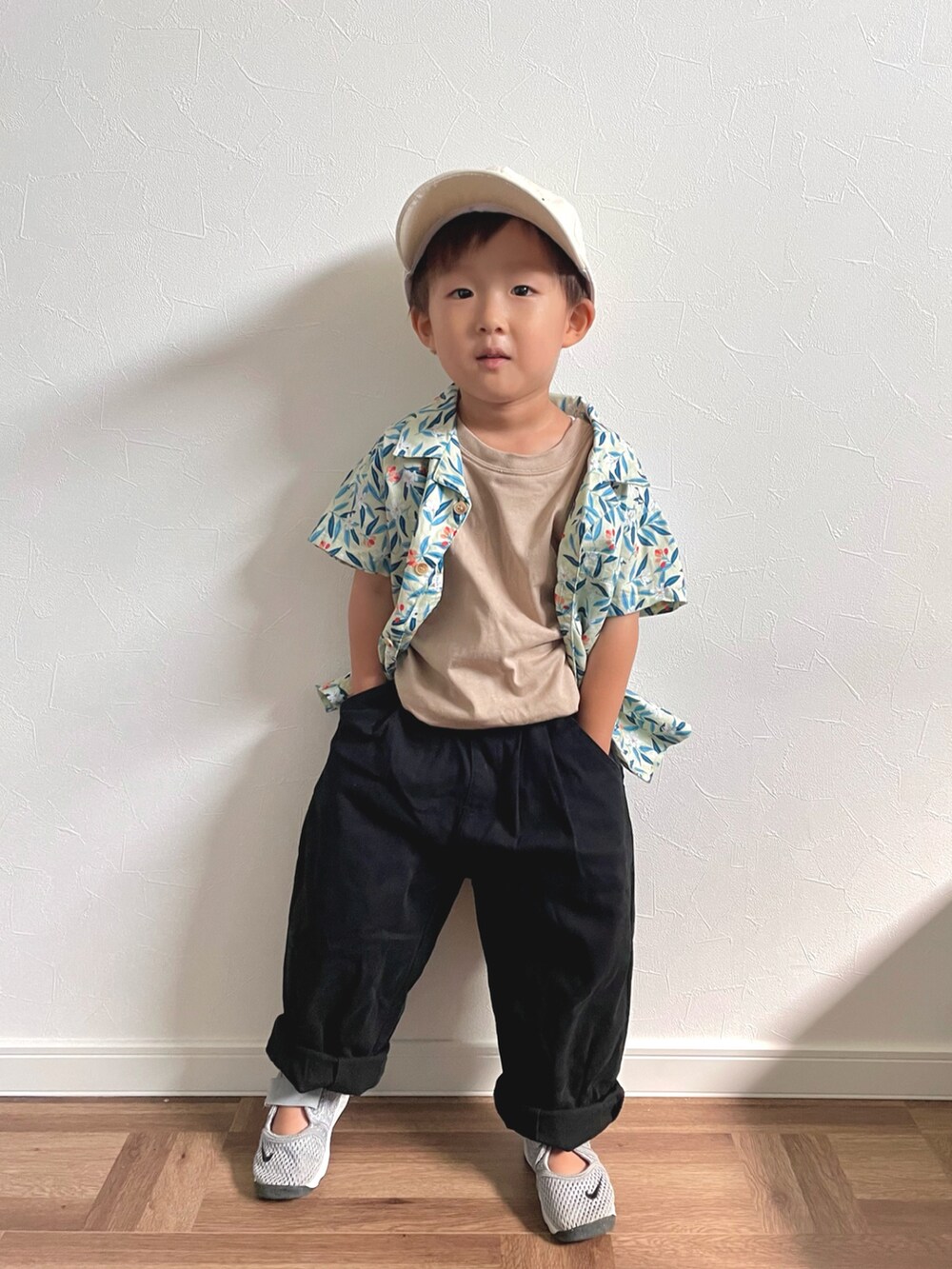グリーン系のシャツ/ブラウス、ベージュ系のタンクトップ、ブラック系のその他パンツを着用したキッズの夏コーディネートの3枚目の写真