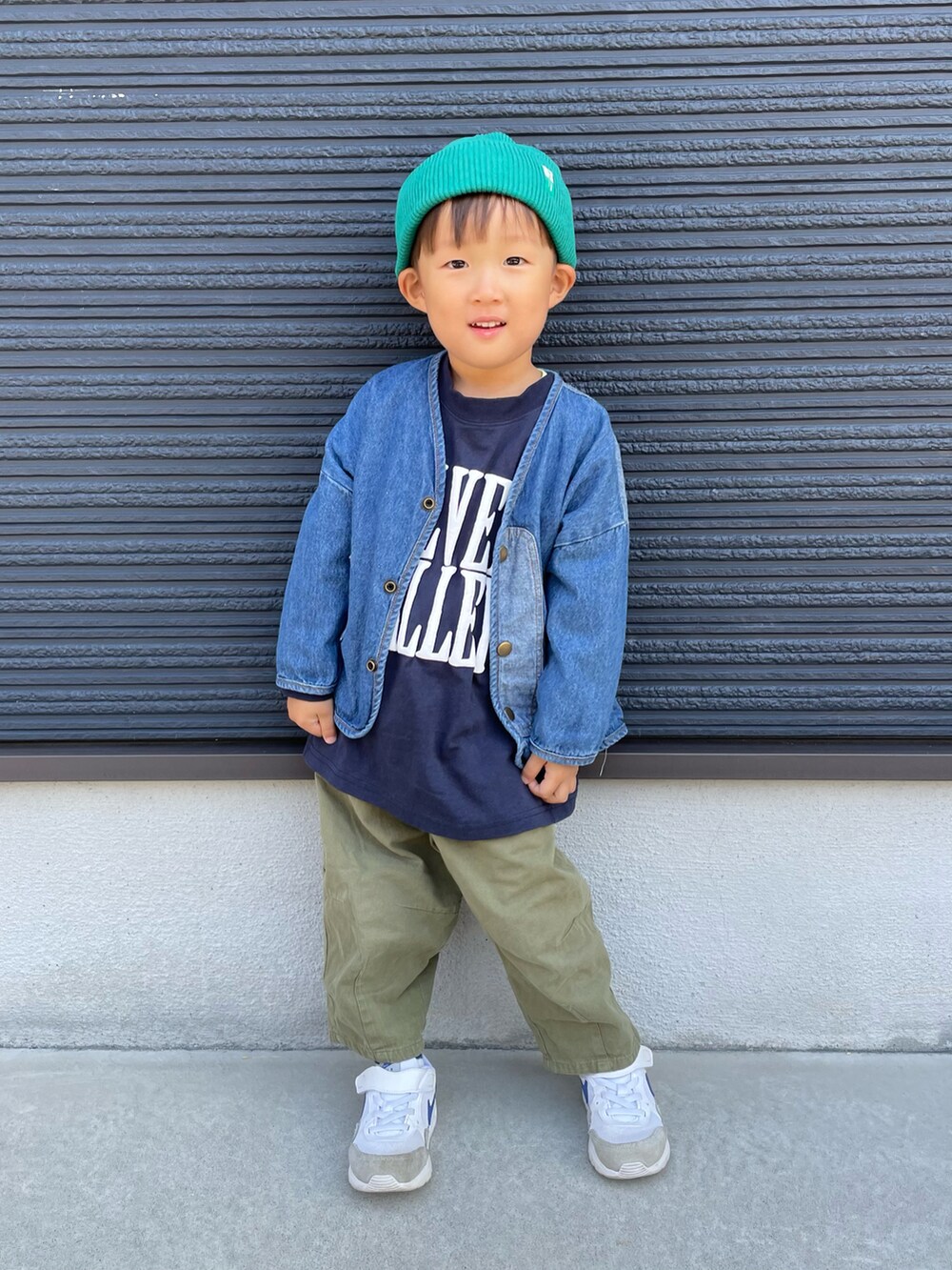 ブルー系のTシャツ/カットソー、ブルー系のデニムジャケット、グリーン系のその他パンツを着用したキッズの秋コーディネートの3枚目の写真