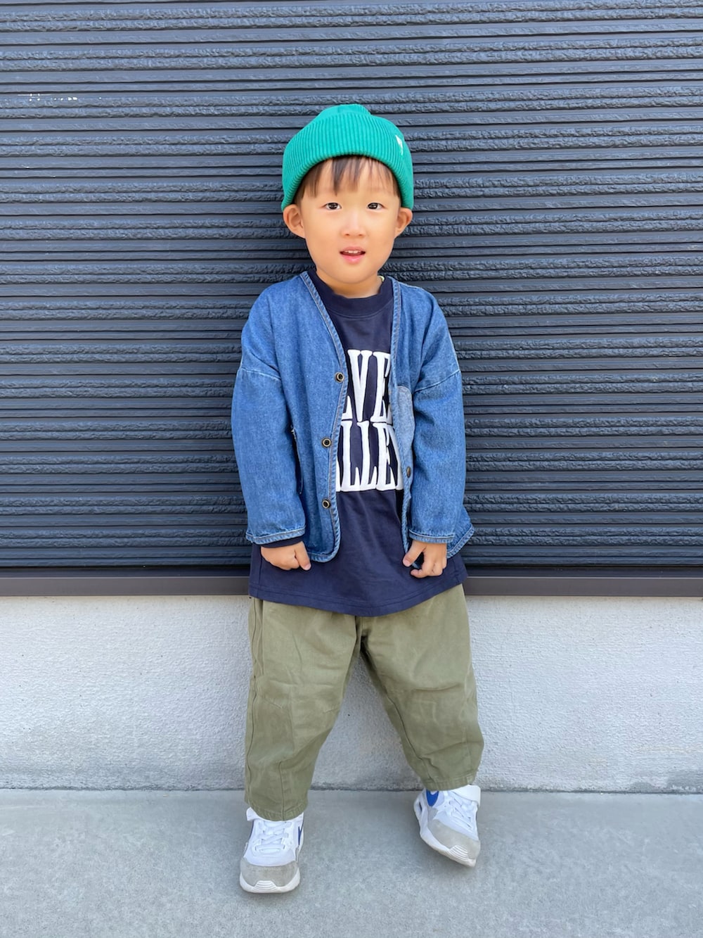 ブルー系のTシャツ/カットソー、ブルー系のデニムジャケット、グリーン系のその他パンツを着用したキッズの秋コーディネートの4枚目の写真