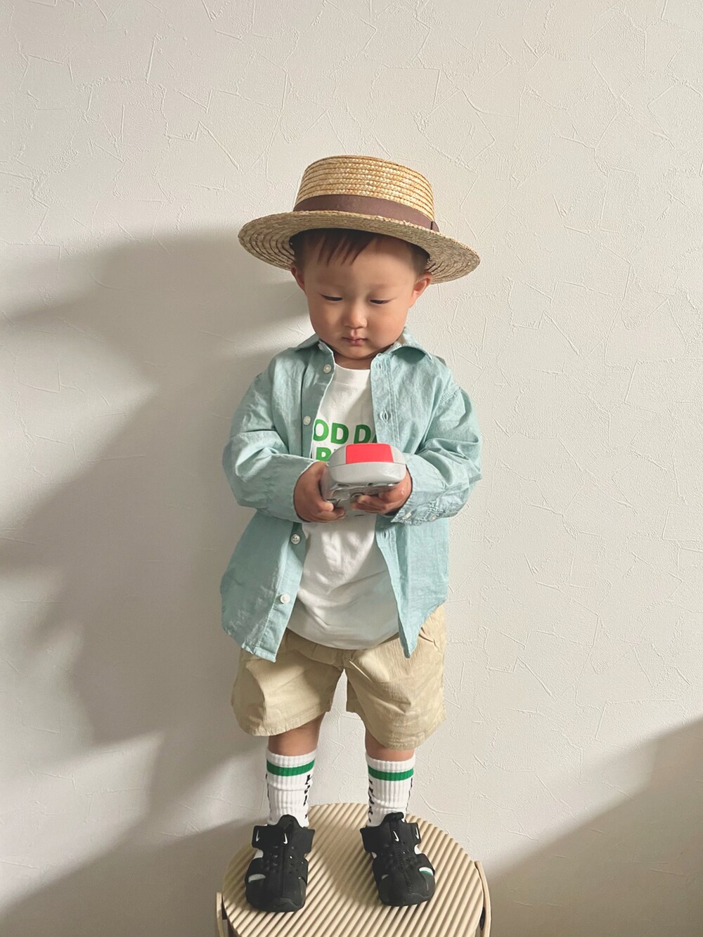 グリーン系のシャツ/ブラウス、ホワイト系のTシャツ/カットソー、ベージュ系のその他パンツを着用したキッズの春コーディネートの2枚目の写真