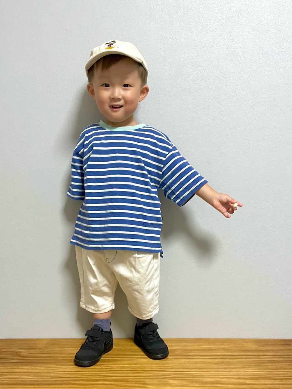 ブルー系のTシャツ/カットソー、ホワイト系のパンツ、ブラック系のスニーカーを着用したキッズの夏コーディネートの3枚目の写真