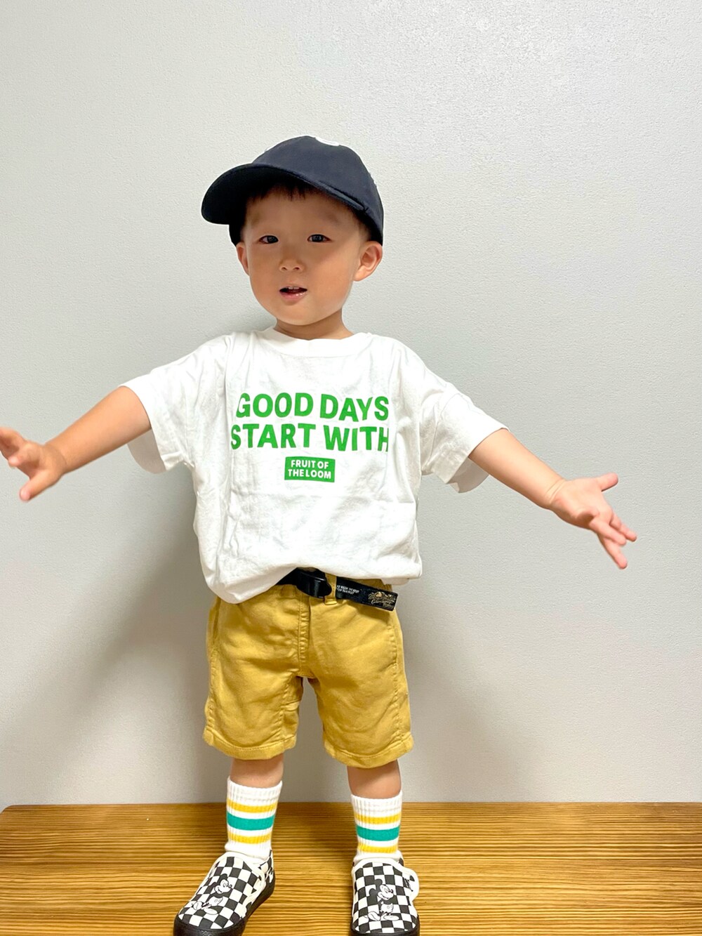 ホワイト系のTシャツ/カットソー、イエロー系のその他パンツ、ブラック系のスリッポンを着用したキッズの春コーディネートの3枚目の写真