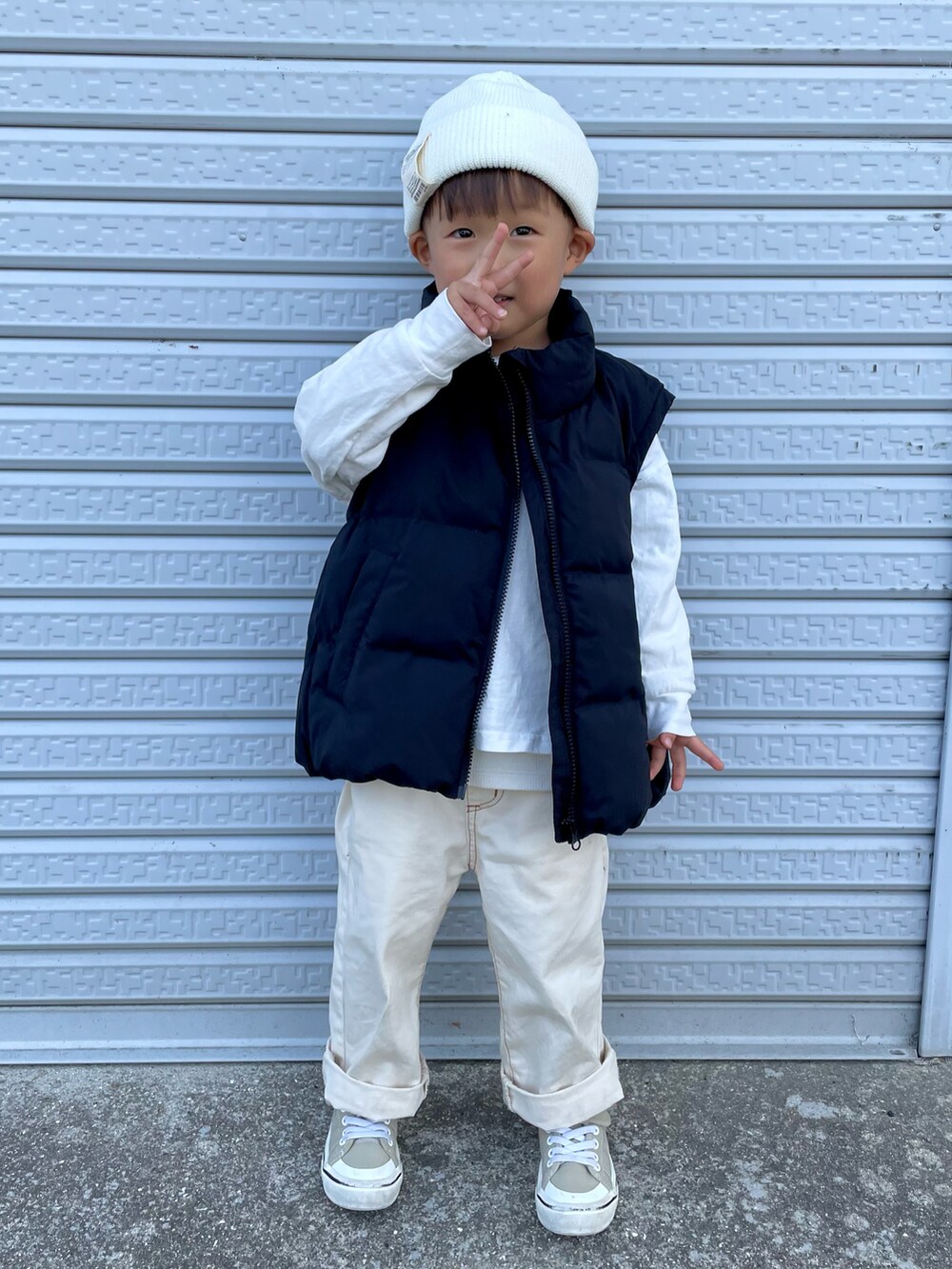 ホワイト系のTシャツ/カットソー、ブラック系のブルゾン、ホワイト系のデニムパンツを着用したキッズの秋コーディネートの2枚目の写真