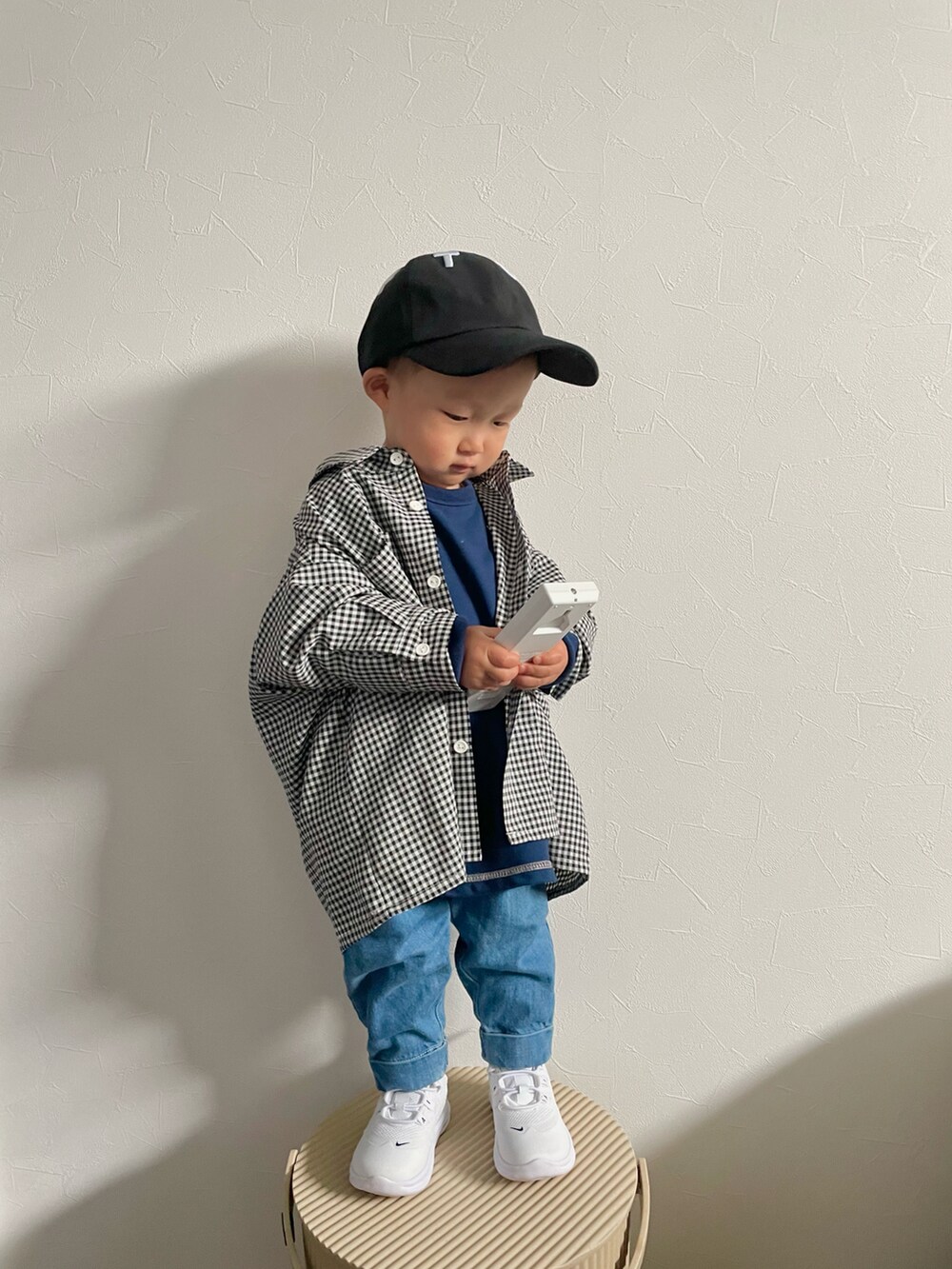 ブラック系のシャツ/ブラウス、グリーン系のスウェット、ブルー系のデニムパンツを着用したキッズの春コーディネートの2枚目の写真