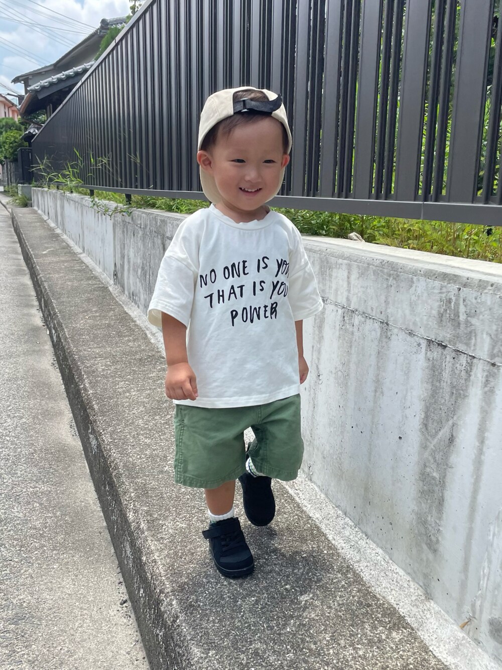 ホワイト系のTシャツ/カットソー、グリーン系のパンツ、ブラック系のスニーカーを着用したキッズの夏コーディネートの2枚目の写真