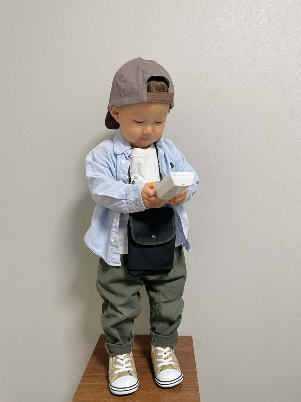 ブルー系のシャツ/ブラウス、グリーン系のその他パンツ、ベージュ系のスニーカーを着用したキッズの冬コーディネートの4枚目の写真