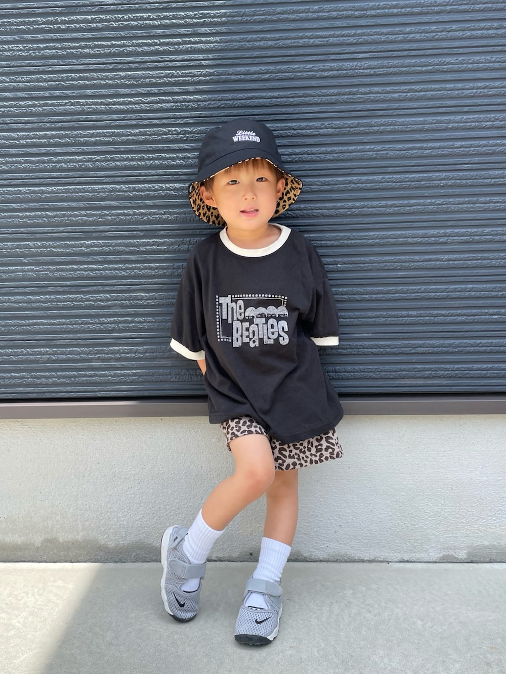 ブラック系のTシャツ/カットソー、その他のその他パンツ、グレー系のスニーカーを着用したキッズの春コーディネートの3枚目の写真