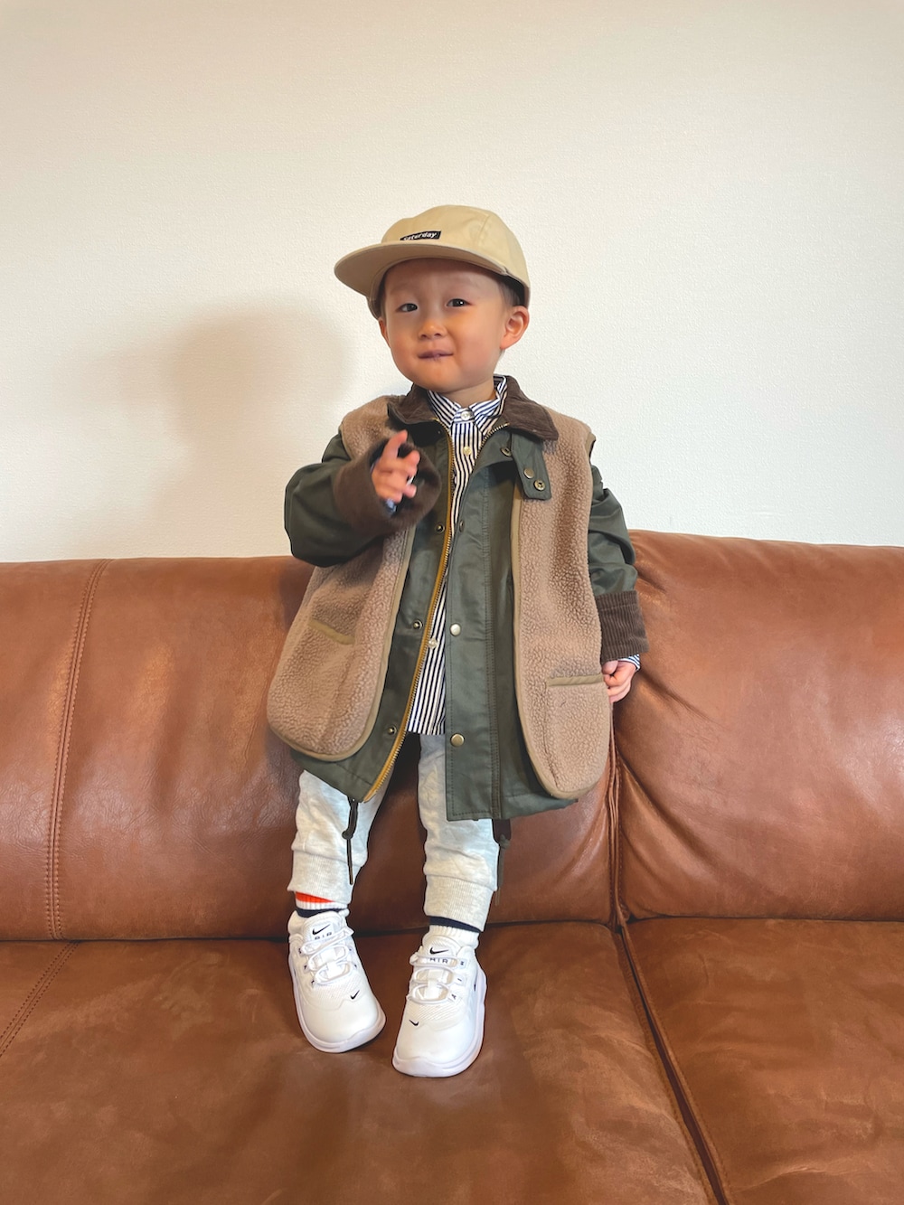 「キッズファッション、キャップ、スウェットパンツ、シャツスタイル、スニーカー、ラインソックス、ベスト、スウェット、コート、ジャケット、レイヤードスタイル、ストライプシャツ、白スニーカー」｜「西松屋のアイテム（キャップ、ベージュ系）」を使った、ＯＴＯ ☺︎ ‬ＲＩＲＩさん（キッズ・80cm）の冬コーディネートの3枚目の写真