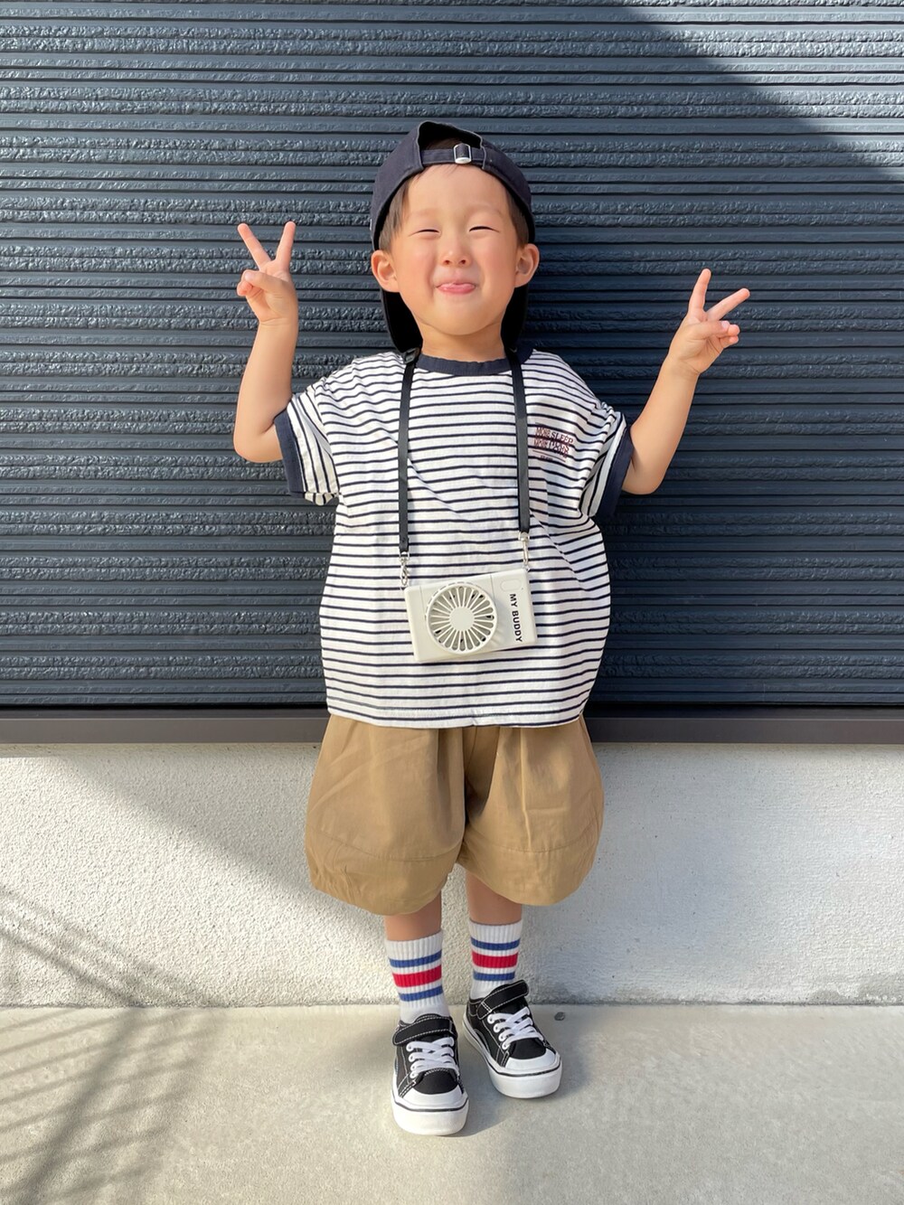 ブラック系のTシャツ/カットソー、ベージュ系のその他パンツ、ブラック系のスニーカーを着用したキッズの夏コーディネートの4枚目の写真