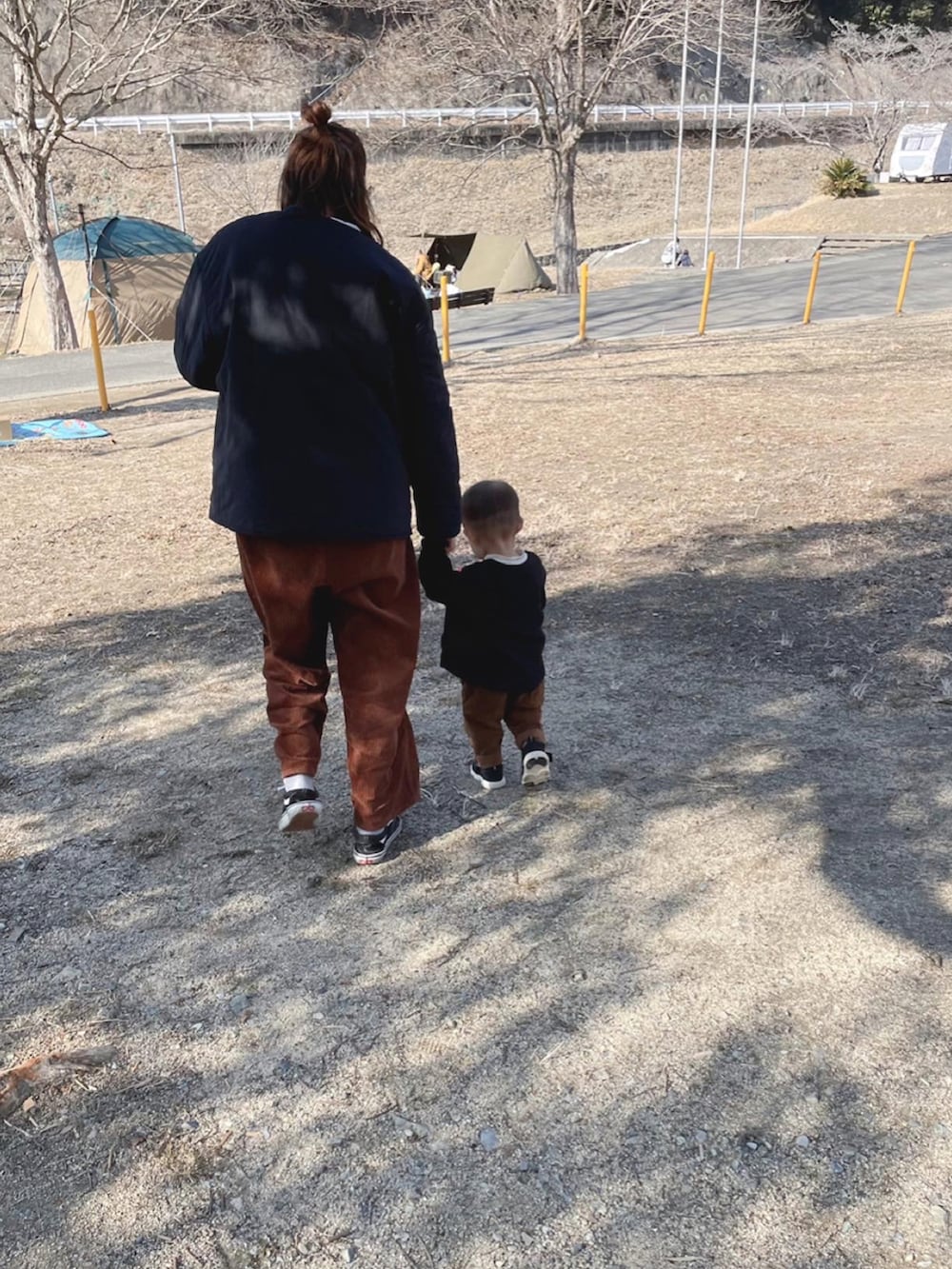 ブラック系のノーカラージャケット、ホワイト系のTシャツ/カットソー、ブラウン系のその他パンツを着用したキッズの冬コーディネートの2枚目の写真