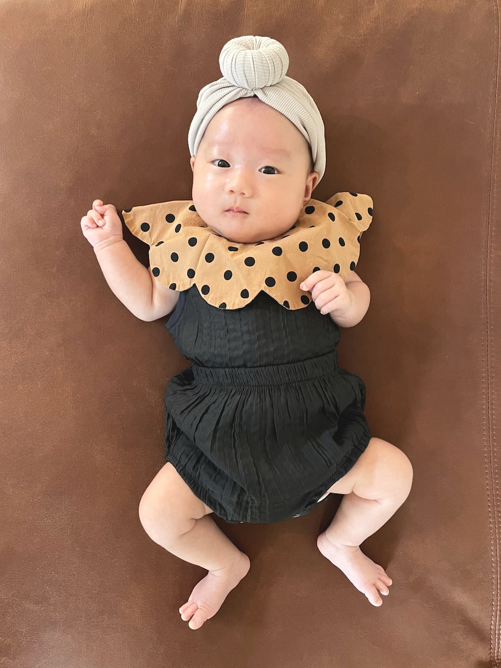 ブラック系のセットアップ、ベージュ系のスタイ/よだれかけ、その他のその他を着用したキッズの秋コーディネートの2枚目の写真