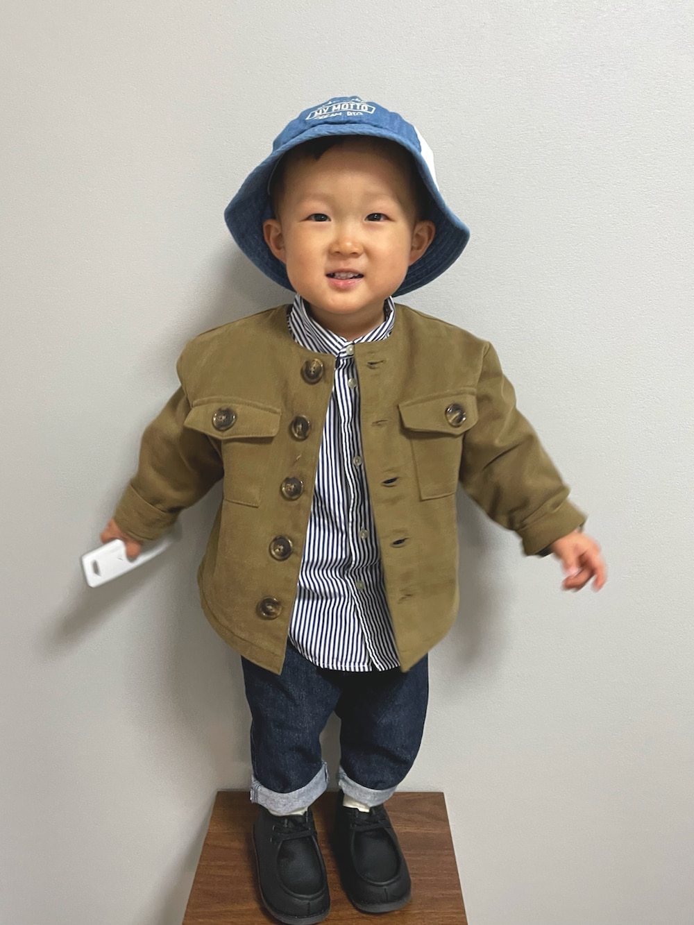 ブルー系のシャツ/ブラウス、グリーン系のノーカラージャケット、ブルー系のその他パンツを着用したキッズの冬コーディネートの4枚目の写真