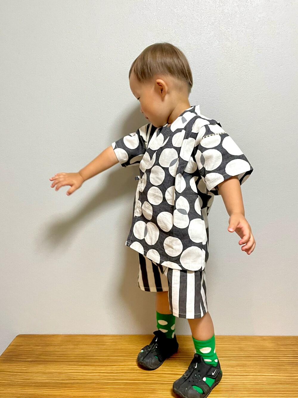 ブラック系のサンダル、ブラウン系のハット、グリーン系のソックス/靴下を着用したキッズの夏コーディネートの5枚目の写真