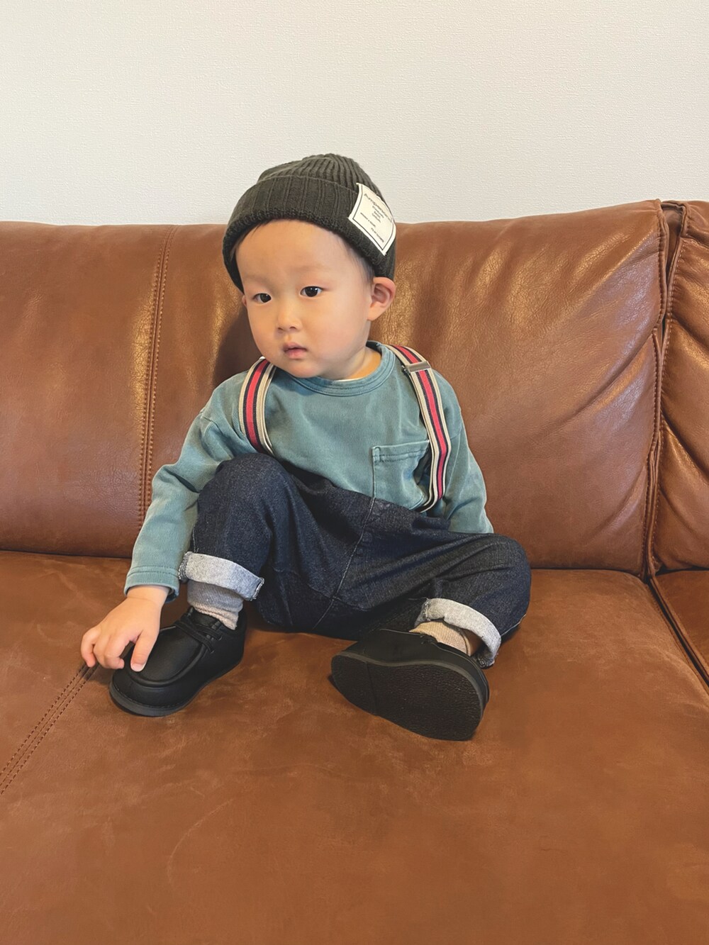 グリーン系のTシャツ/カットソー、ブルー系のその他パンツ、ブラック系のブーツを着用したキッズの冬コーディネートの3枚目の写真