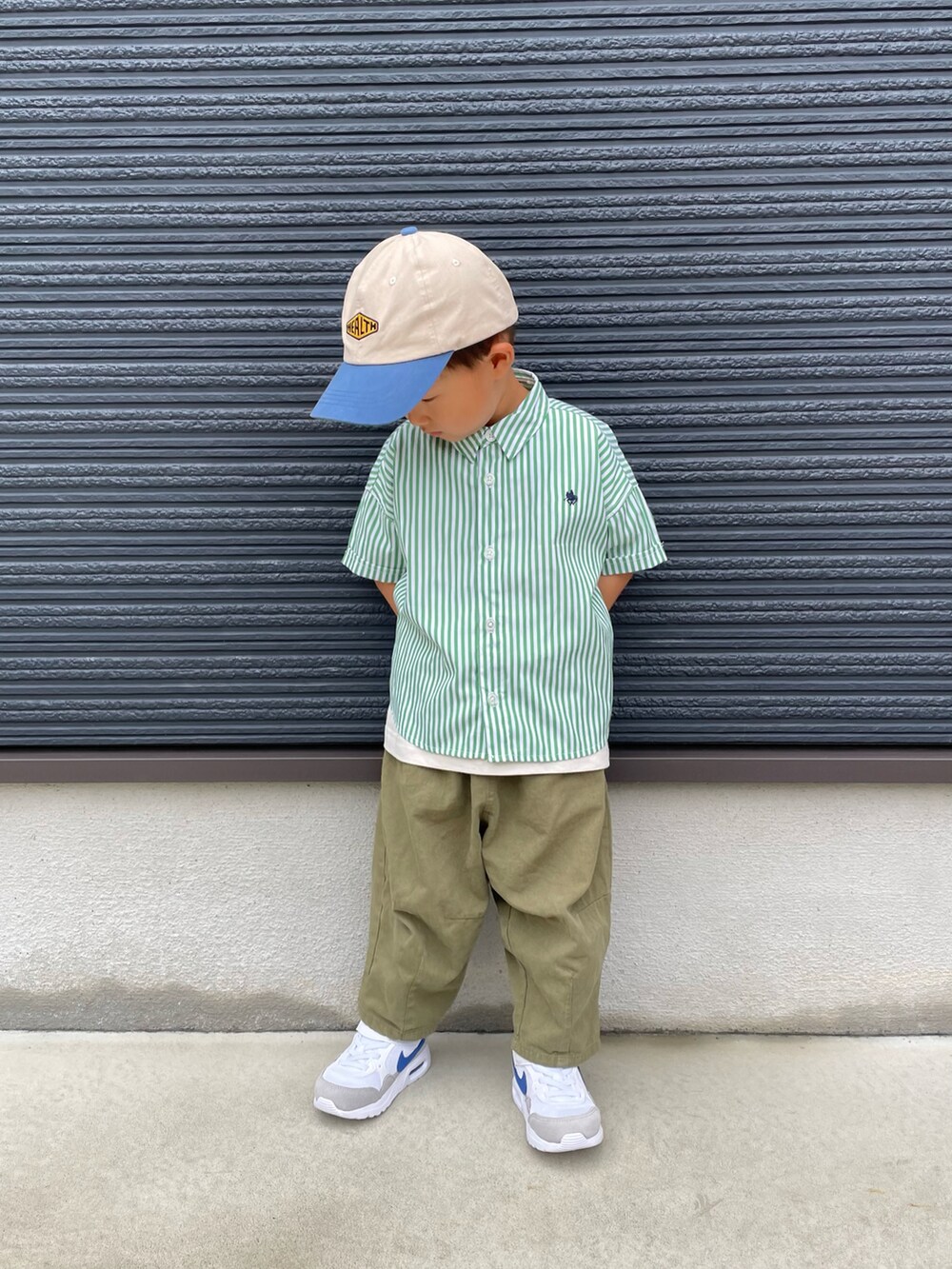 グリーン系のシャツ/ブラウス、グリーン系のその他パンツ、ホワイト系のスニーカーを着用したキッズの夏コーディネートの2枚目の写真